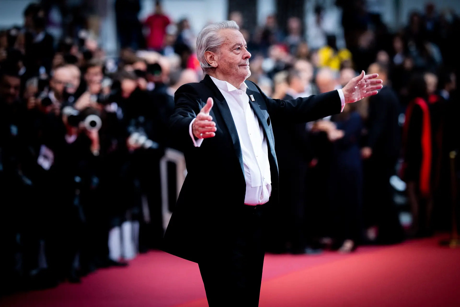 Presidente Emmanuel Macron descreve Alain Delon como um "monumento francês"