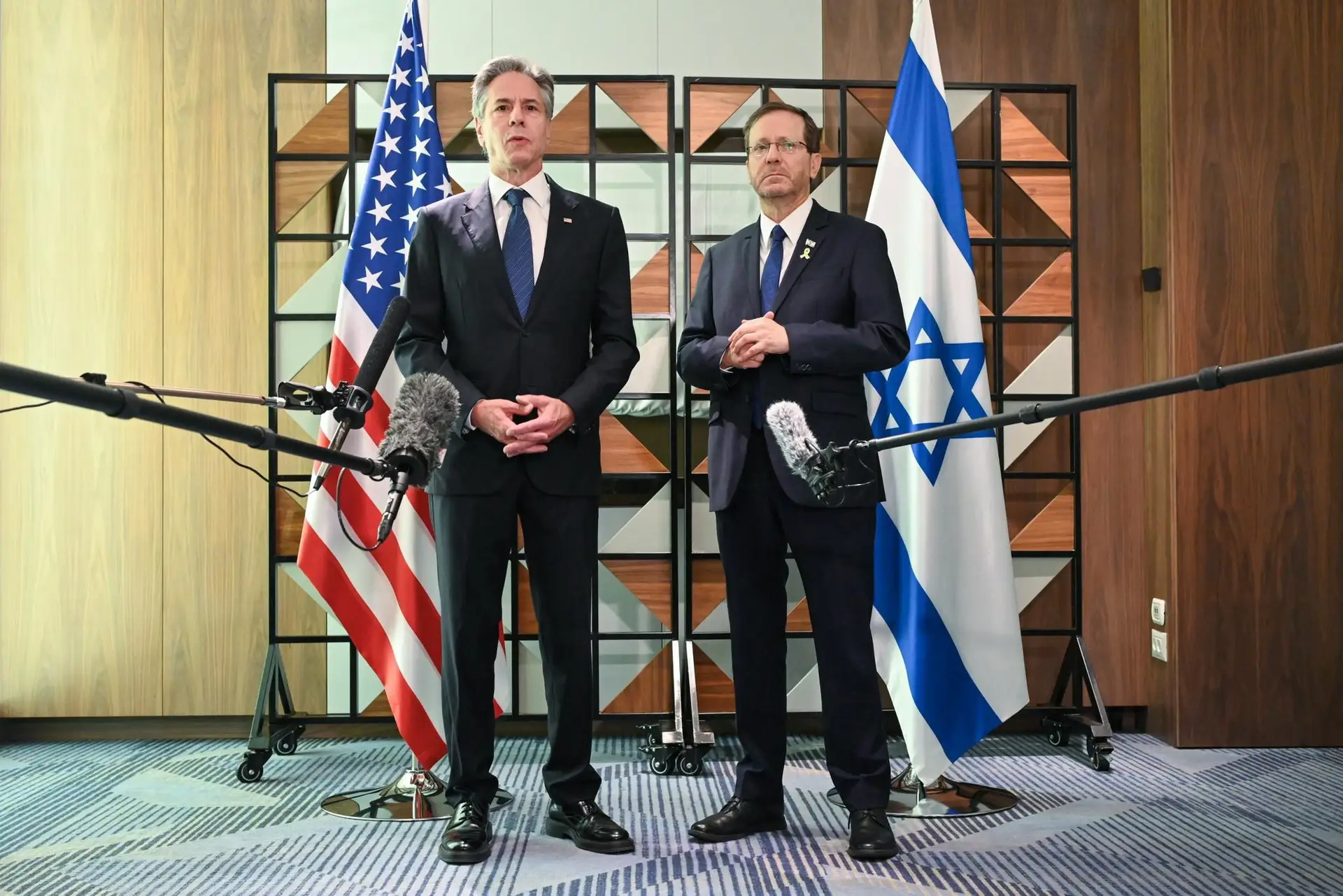 O secretário de Estado dos EUA encontrou-se com o Presidente de Israel horas antes de conversar com o primeiro-ministro