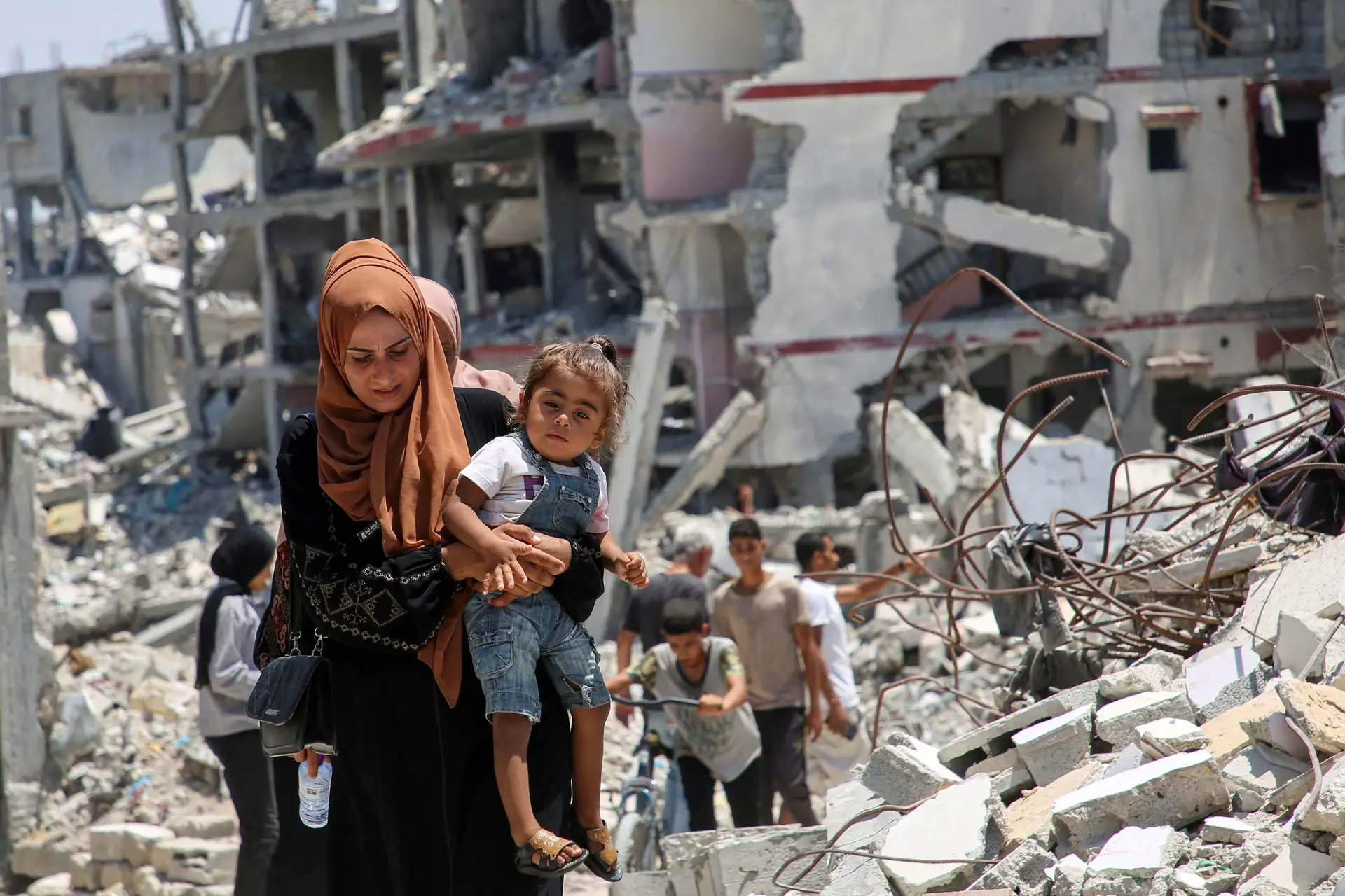 Uma família em fuga à destruição, em Khan Younis, no sul da Faixa de Gaza