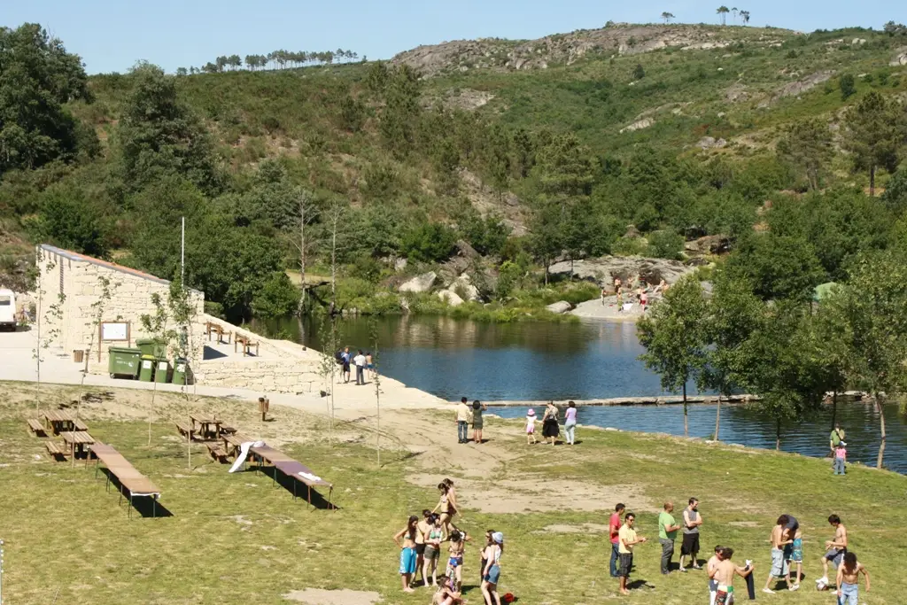 Água a menos, lixo a mais: regressos de emigrantes e turismo sobrecarregam infraestruturas nos concelhos do interior