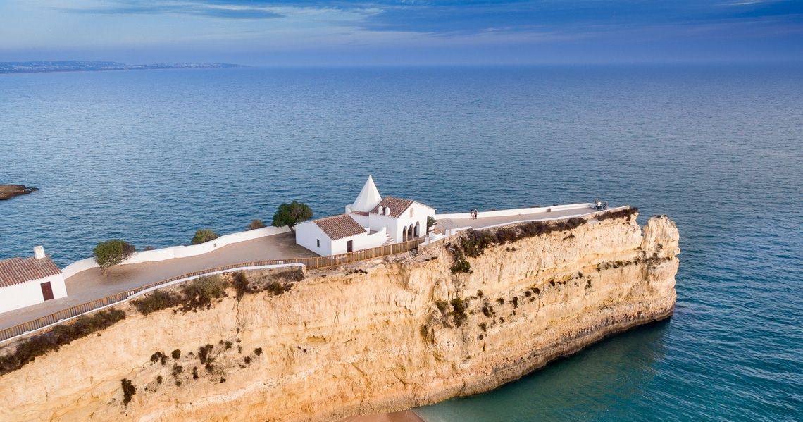 A capela no promontório e duas praias unidas por um túnel para descobrir em Lagoa, no Algarve