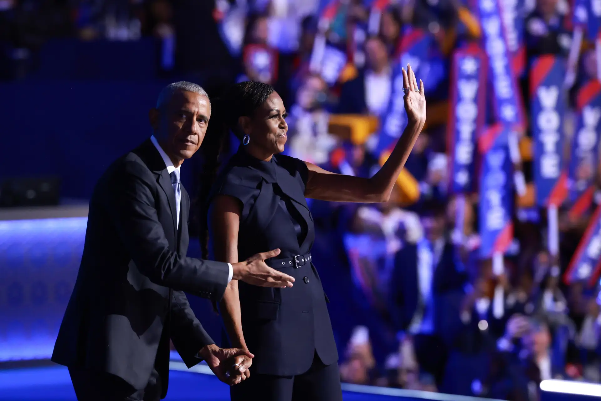 “Yes, she can” – Obamas reerguem um movimento e incendeiam democratas em Chicago