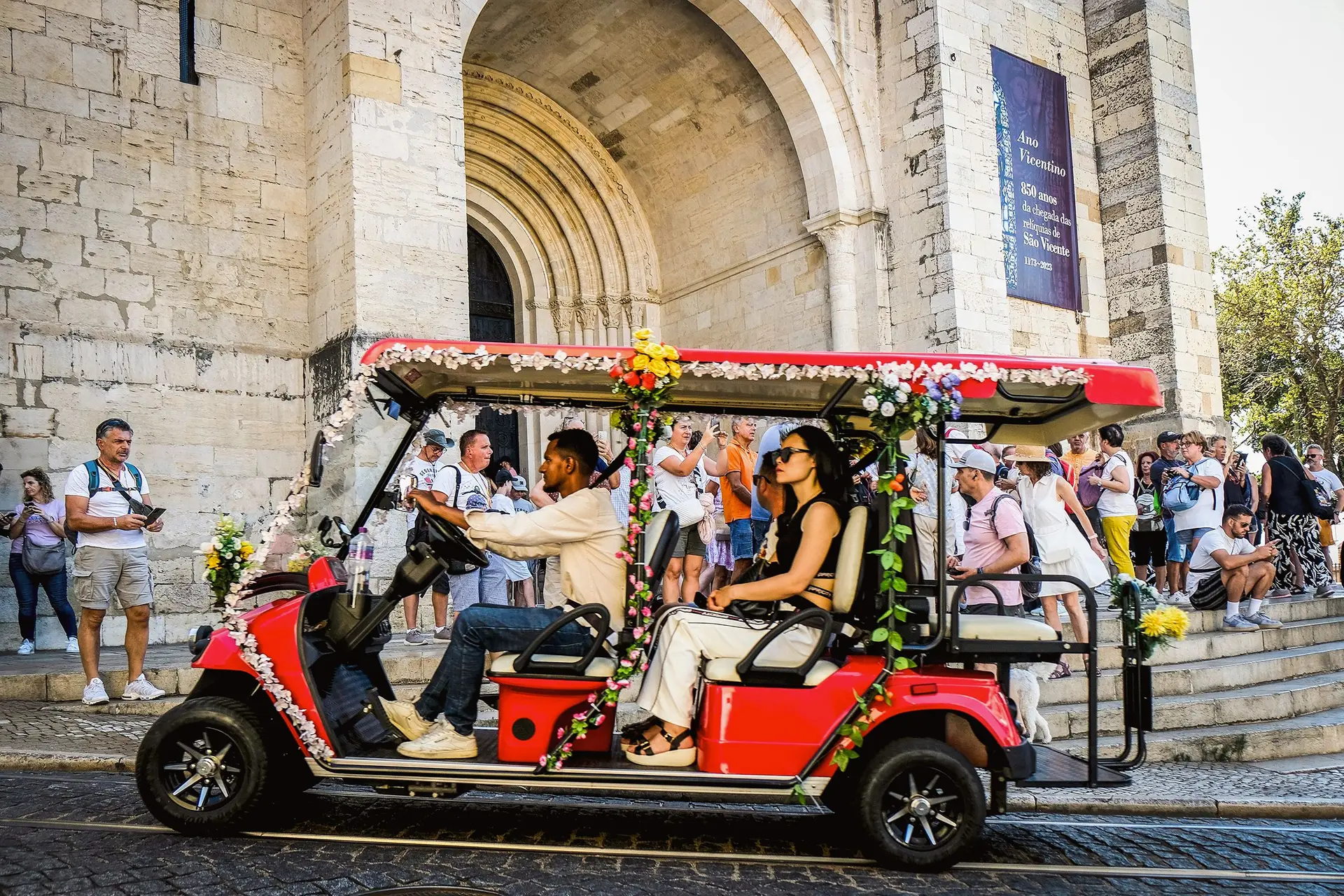 Ordem para dispersar: câmaras de Lisboa, Porto e Sintra tomam medidas para aliviar zonas com mais turistas