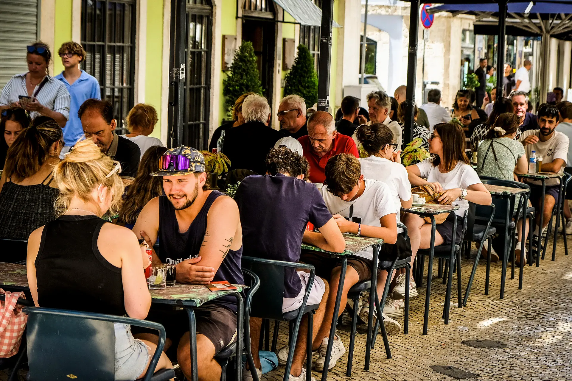 Lisboa está cheia de turistas e os preços dos restaurantes começam a ser proibitivos para as bolsas dos residentes nacionais. Para não perderem esta clientela, há estabelecimentos que têm menus apenas para portugueses ou preços mais baixos por dose