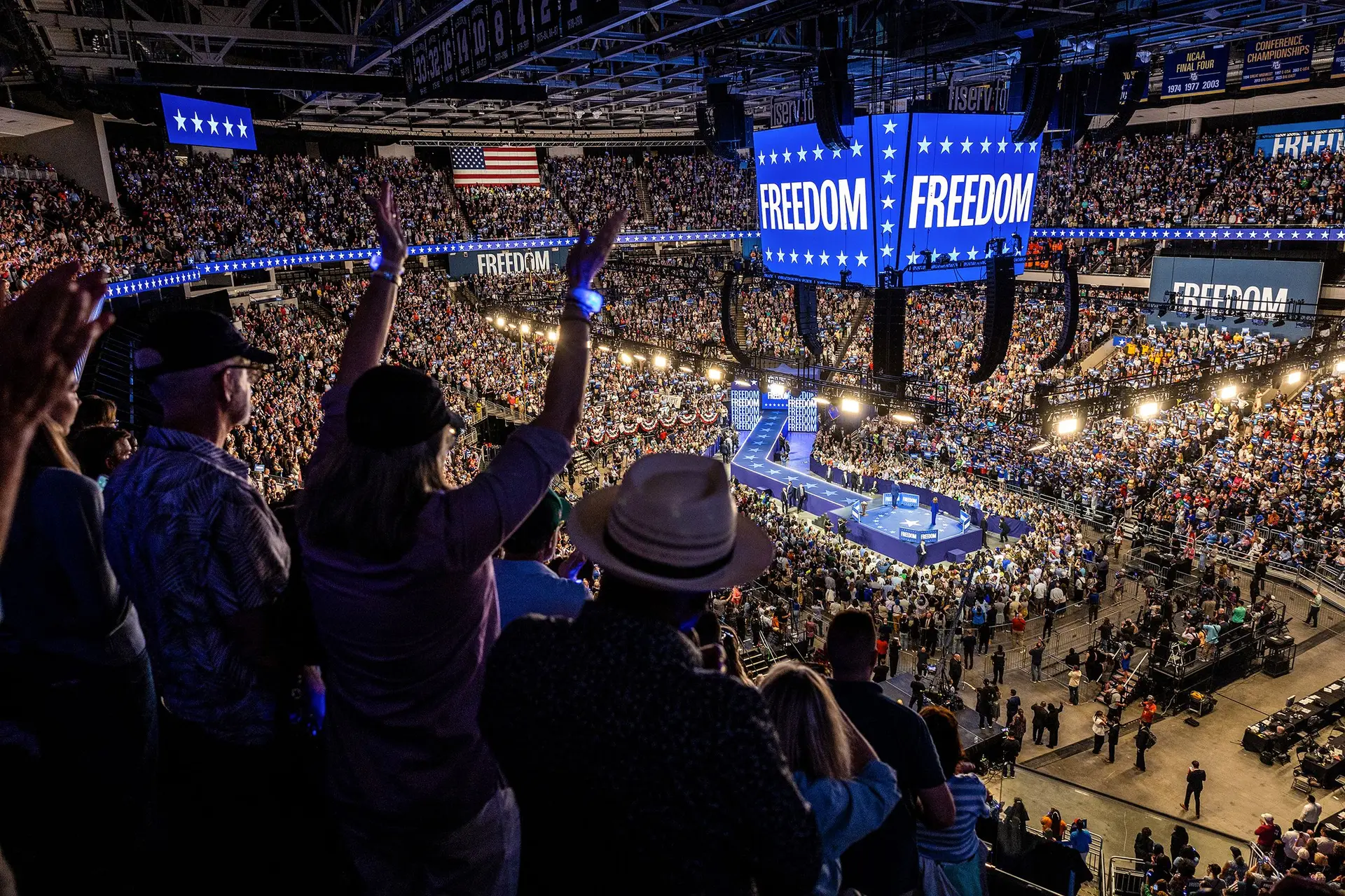 Durante quatro dias, mais de 20 mil apoiantes de Kamala encheram a Convenção de Chicago, agradecendo a Biden, vibrando com os Obamas e outros convidados. Trump esteve em campanha, sem poupar a adversária a adjetivos
