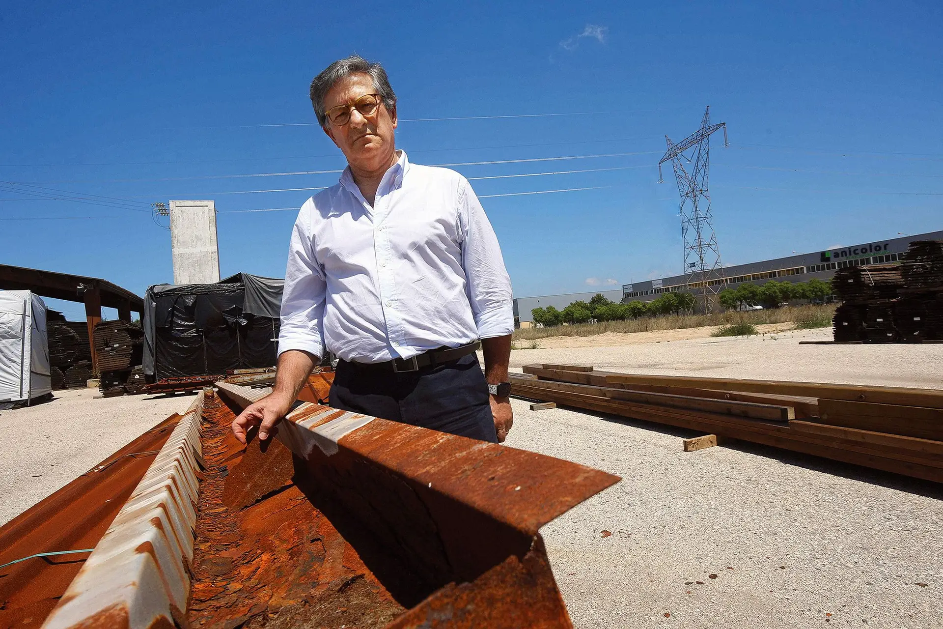 Amaro Santos mostra telhas corroídas por agente químico