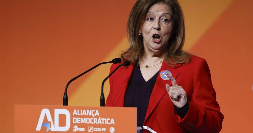 Cavacismo regressa à liderança do PSD na figura de Leonor Beleza