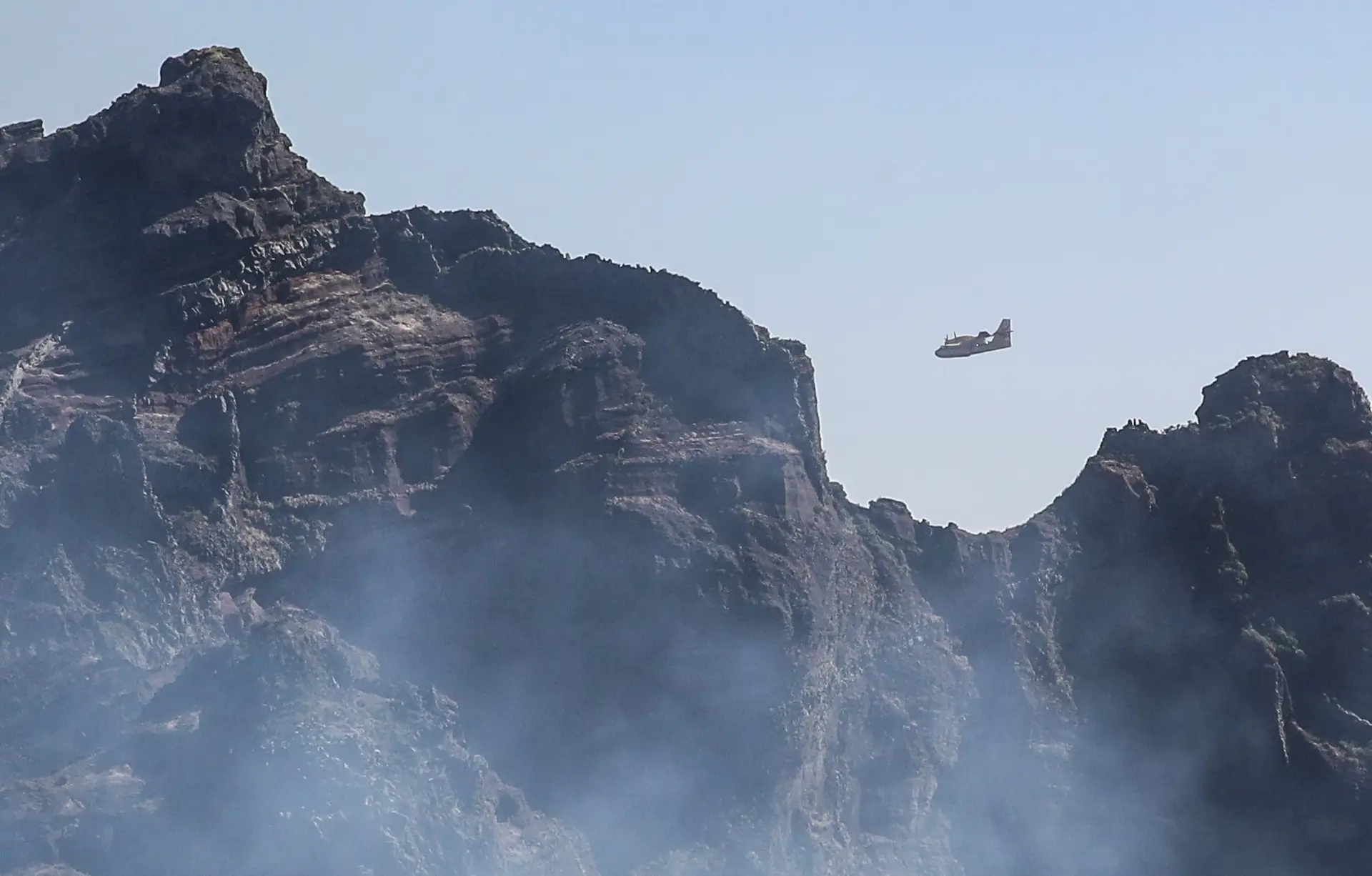 Incêndios na Madeira: Aviões Canadair atuam na cordilheira central e helicóptero na Ponta do Sol