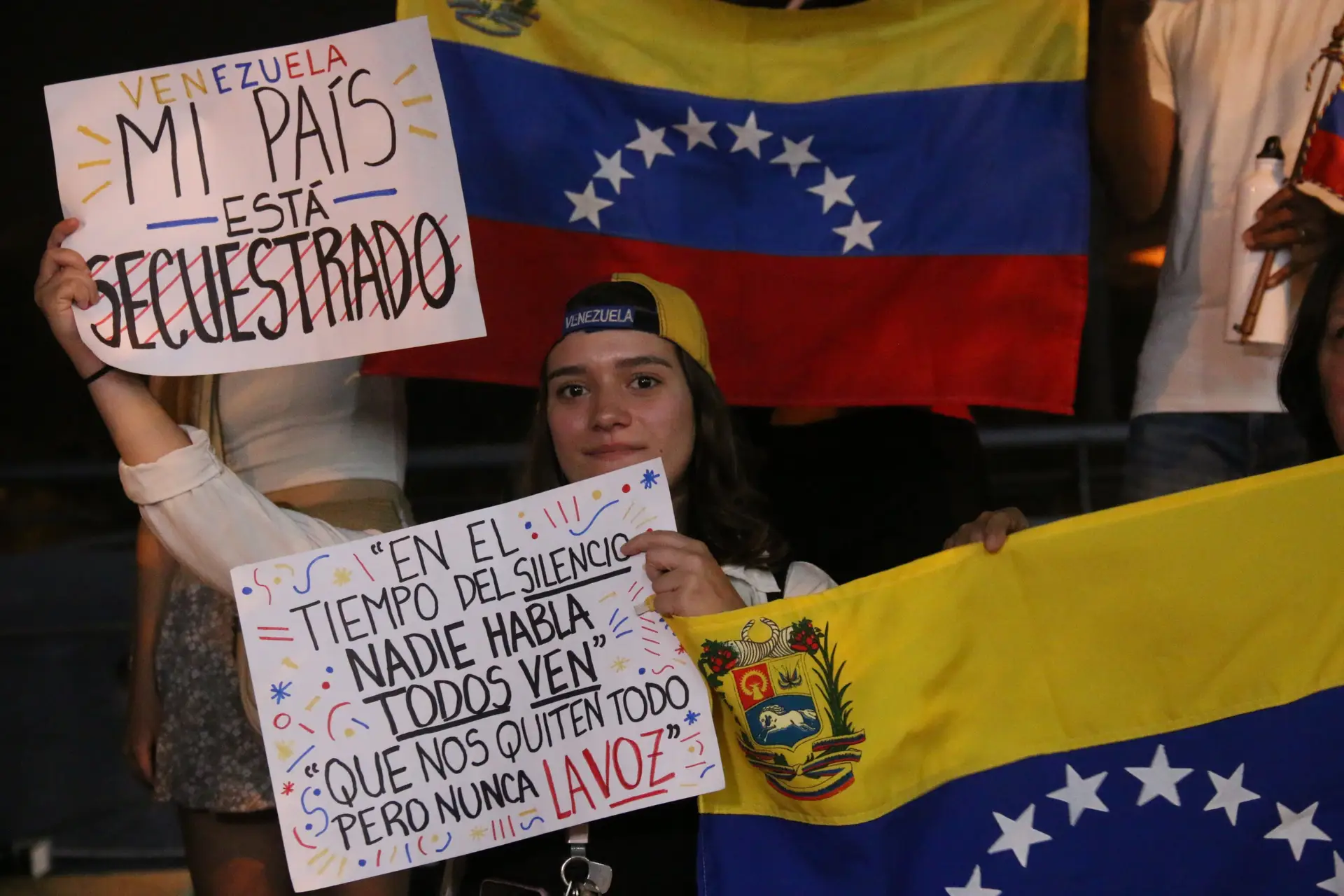 Exército da Venezuela declara “lealdade absoluta” a Maduro e a oposição teme “perseguição política contra as forças democráticas”