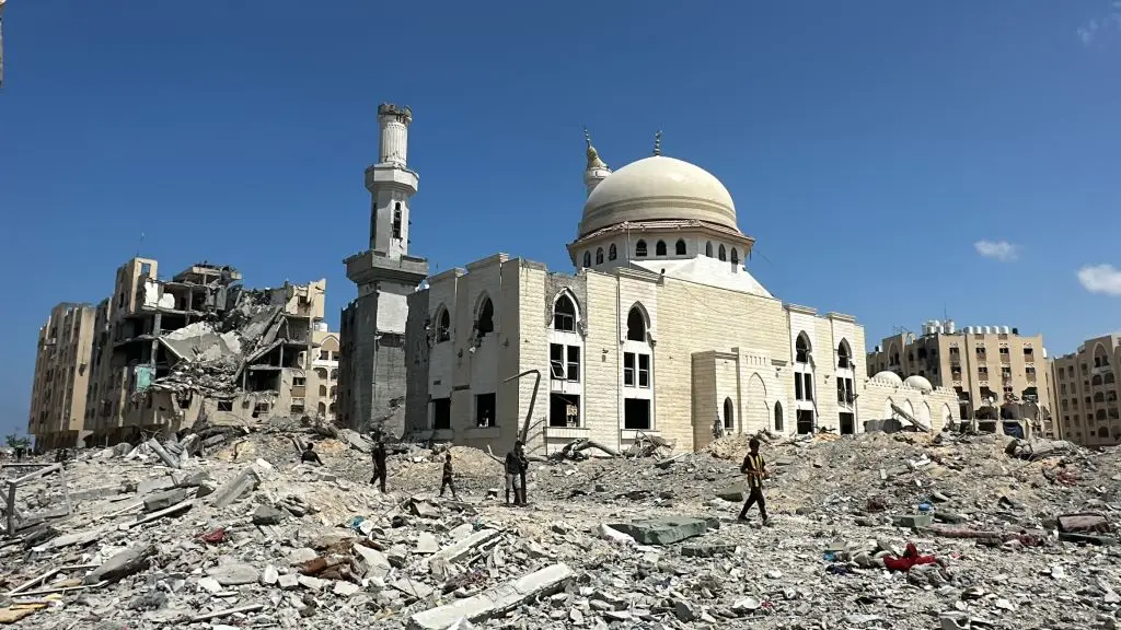 Destruição quase total após a retirada das tropas israelitas desta zona de Khan Yunis