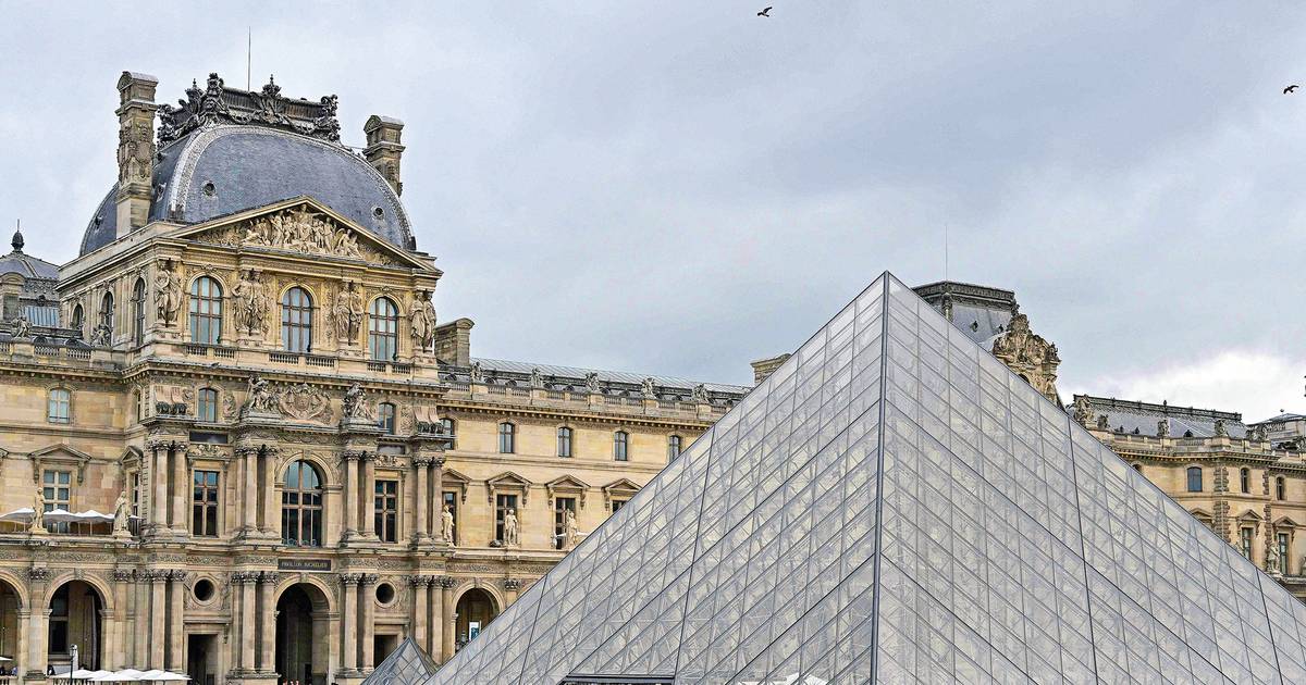 Motas, serras elétricas e sete minutos para desviar joias de "valor incalculável": o que já se sabe sobre o assalto ao museu do Louvre?