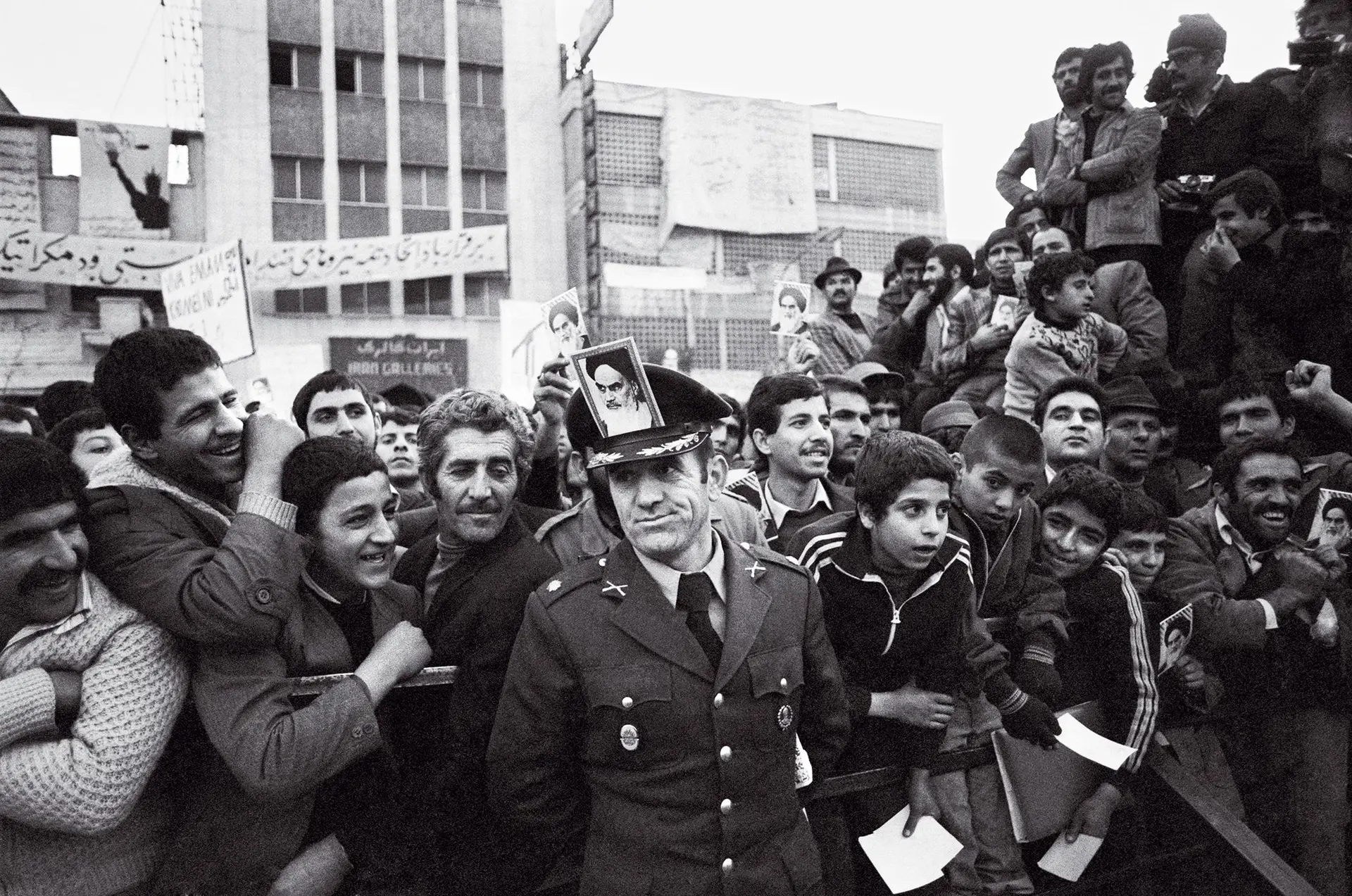 Um militar ostentando a fotografia de Khomeini numa manifestação junto à embaixada britânica em Teerão, em dezembro de 1979