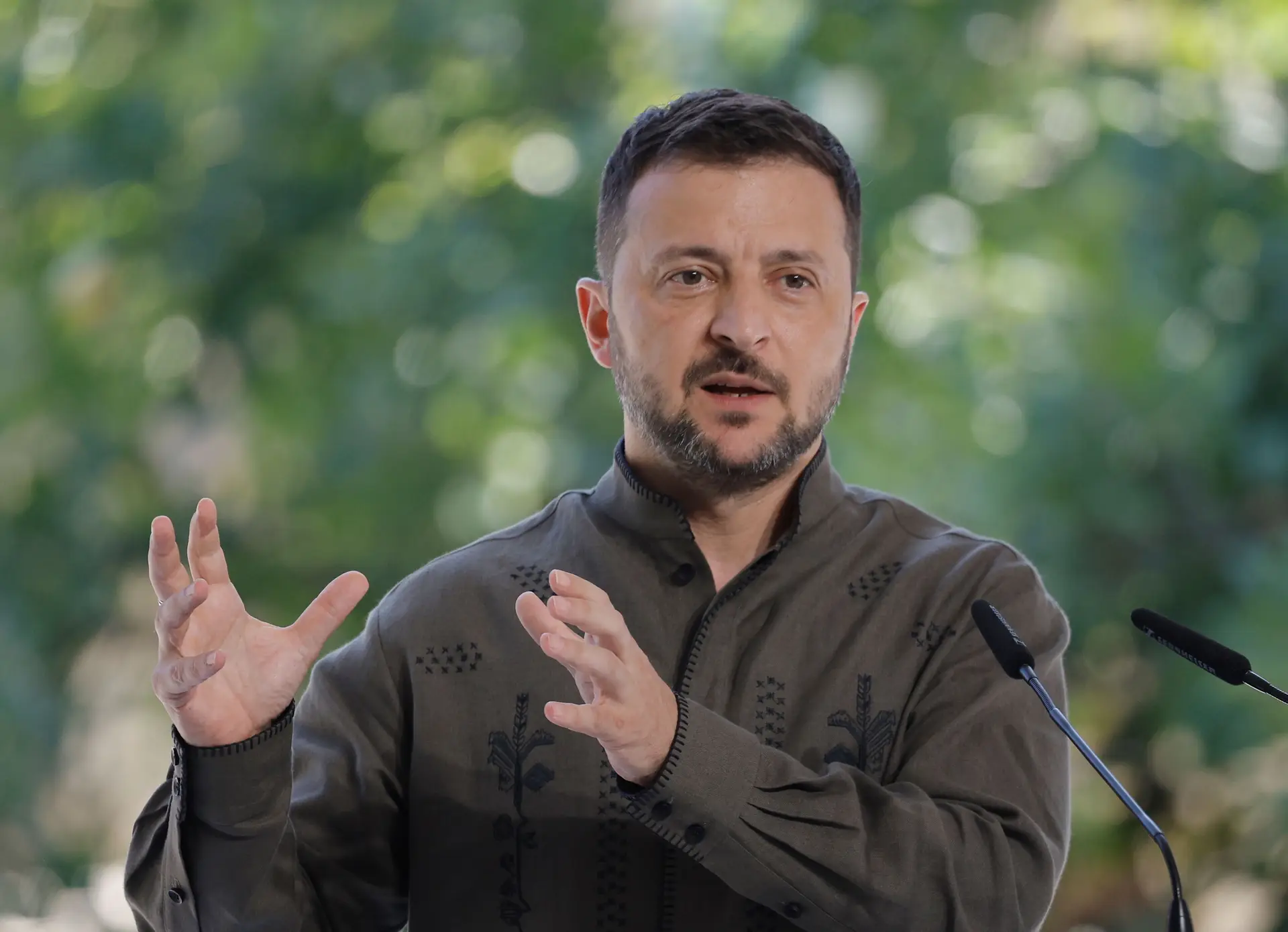 Zelensky condena Trump por se aliar ao discurso russo e recusa abandonar liderança: "Trump vive numa bolha de desinformação"