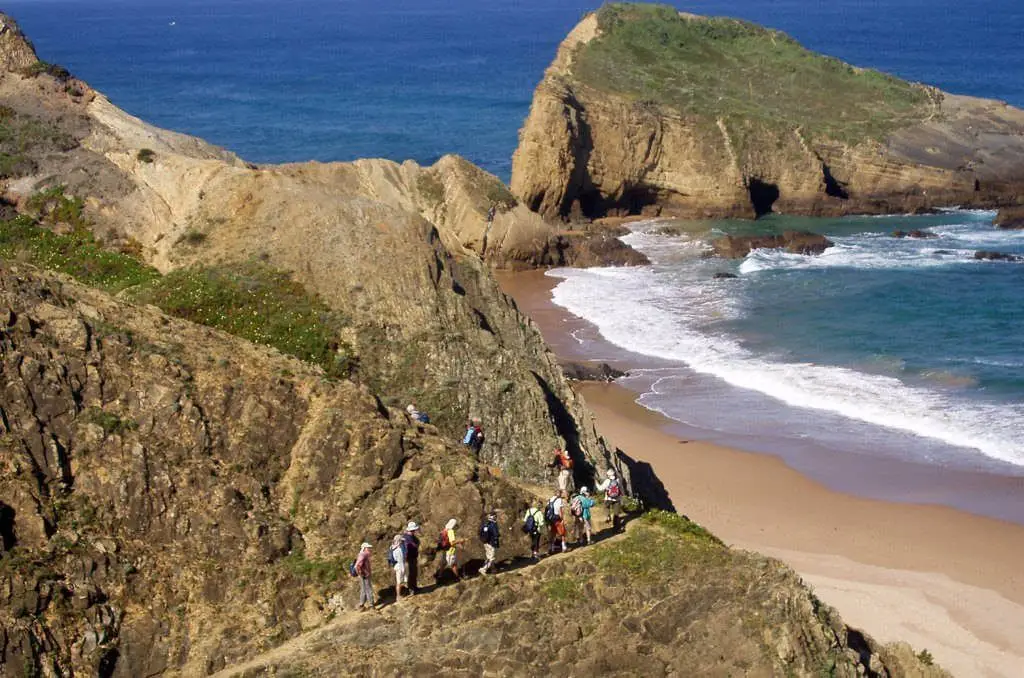 Desafiar as vertigens nos trilhos da Costa Vicentina: com o mar no horizonte, ao ritmo de miradouros, surf e tradições pesqueiras