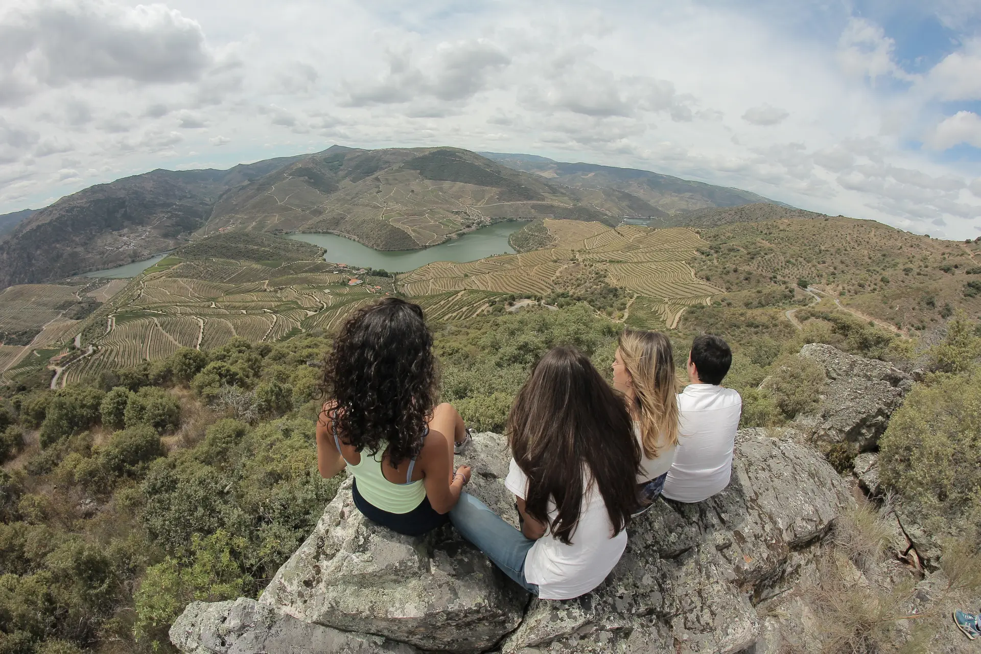 Miradouros sobre o Douro e o Tua, maçãs, vinho e azeite são tesouros para descobrir em Carrazeda de Ansiães