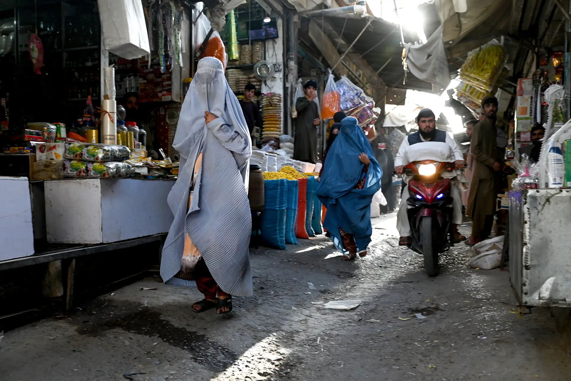 Mulheres cobertas com burca no mercado de Kandahar