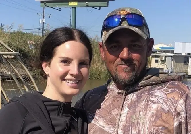 Lana Del Rey namora com caçador de crocodilos