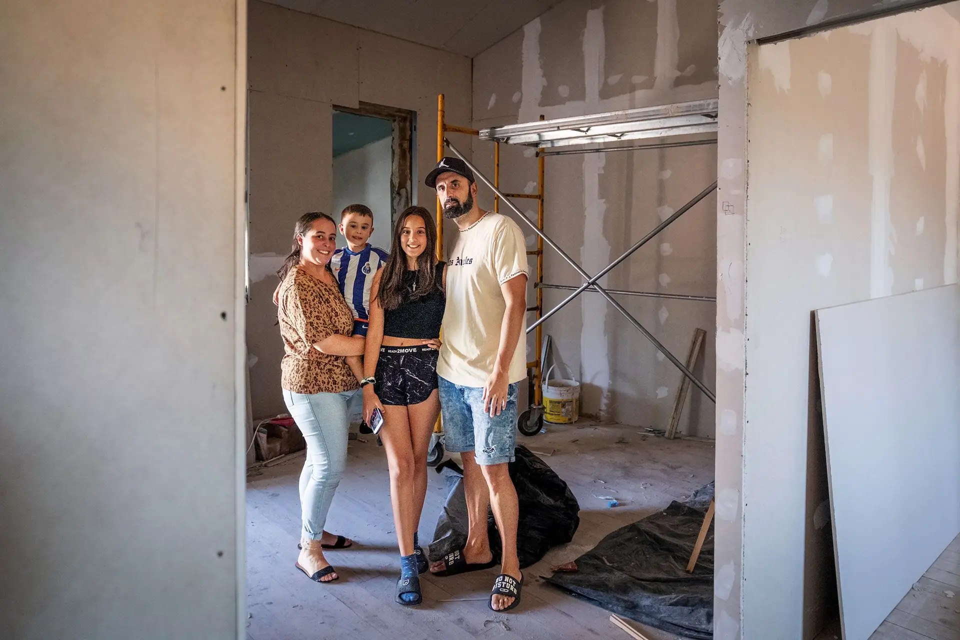 A família Cruz passa de uma casa de três divisões, sem casa de banho, para um T3 de seis divisões