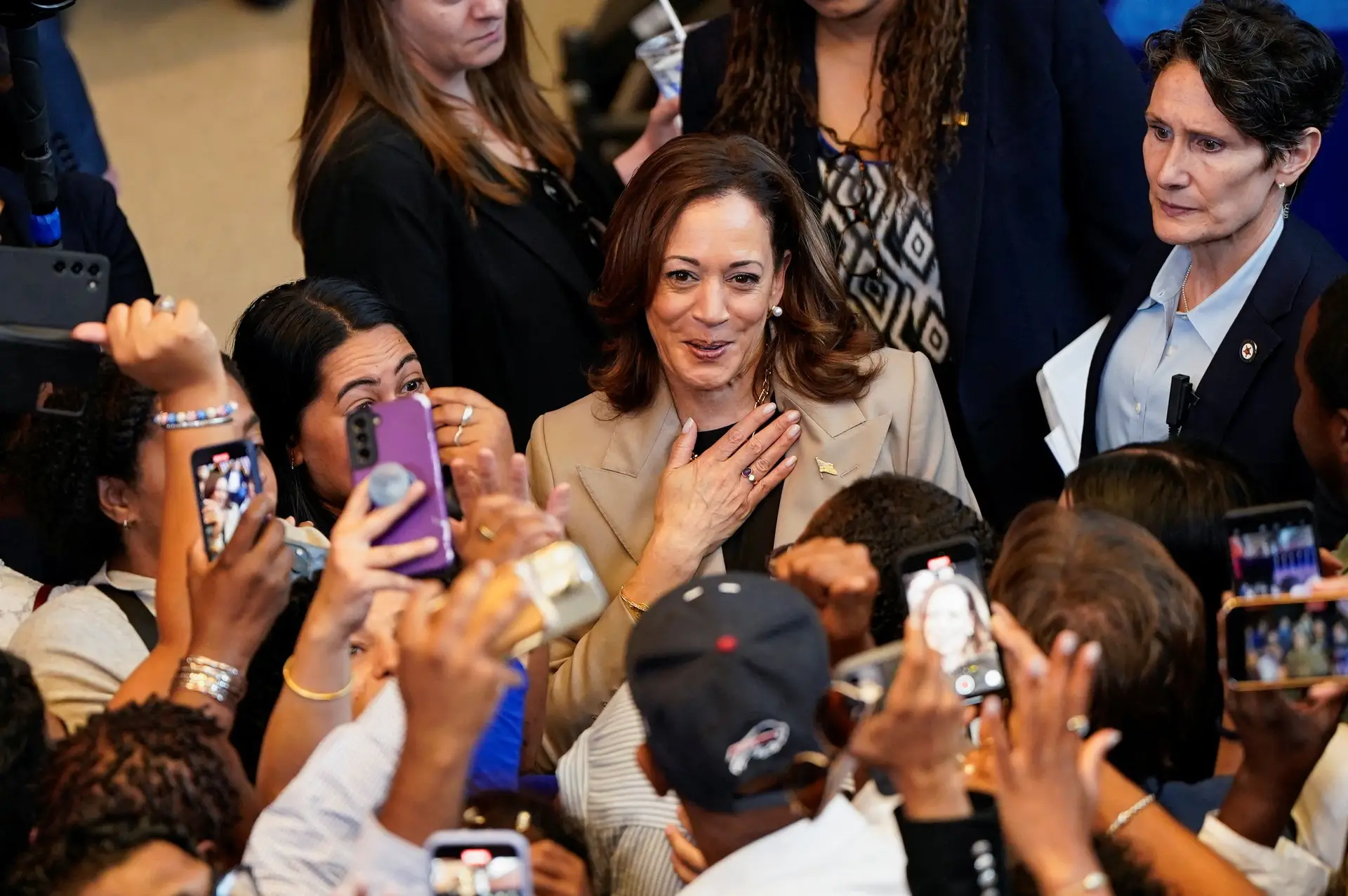 Sondagem mostra aumento da vantagem de Kamala Harris sobre Donald Trump: mulheres e hispânicos apoiam mais a democrata