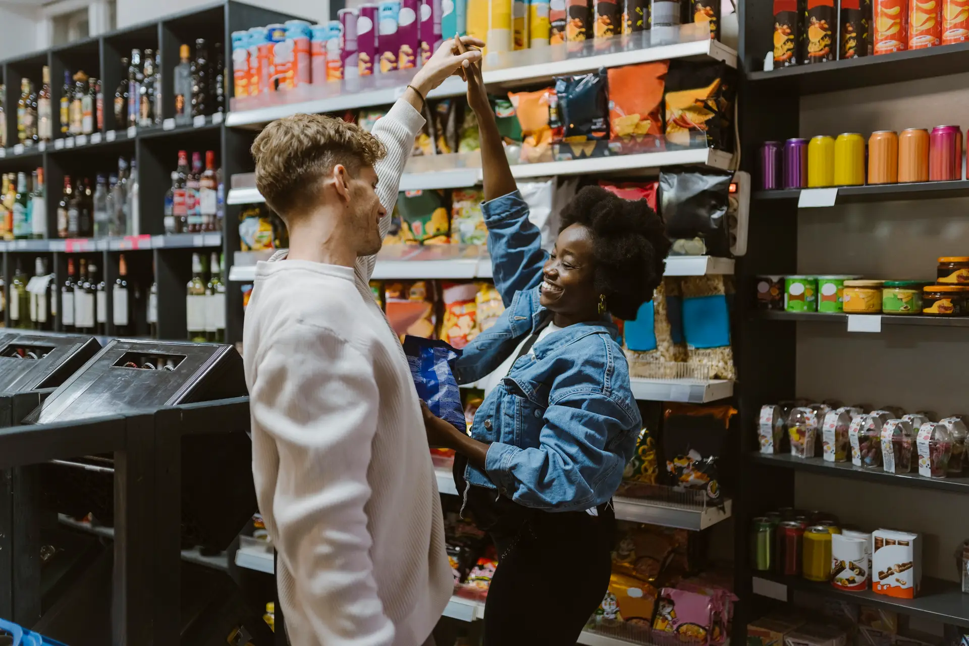 Tinder está fora de moda, quem quer encontrar o amor vai ao supermercado: no Mercadona é para namorar e no Lidl para casar