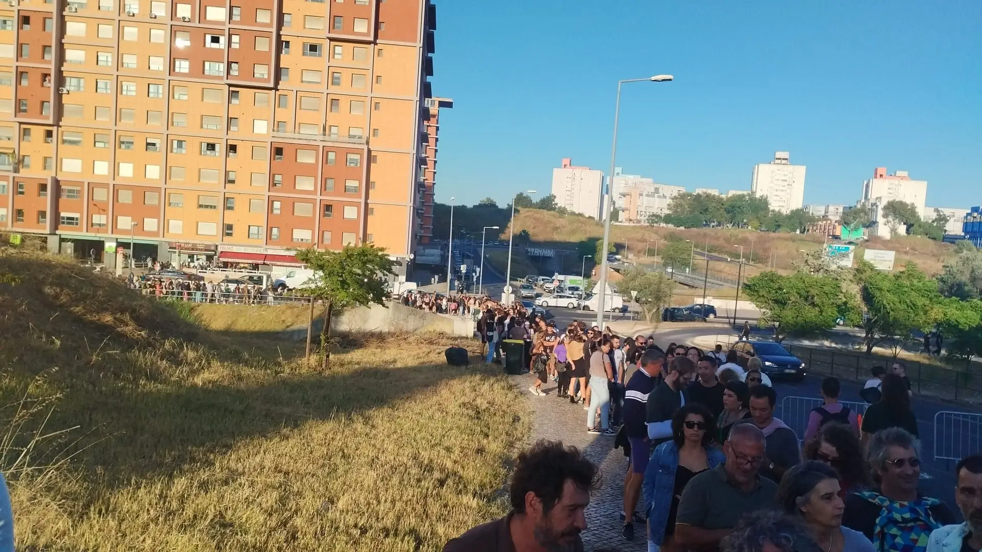 Festival Meo Kalorama com longas filas para troca de bilhetes por pulseiras: espera ascendeu a uma hora e meia
 #ÚltimasNotícias #Portugal