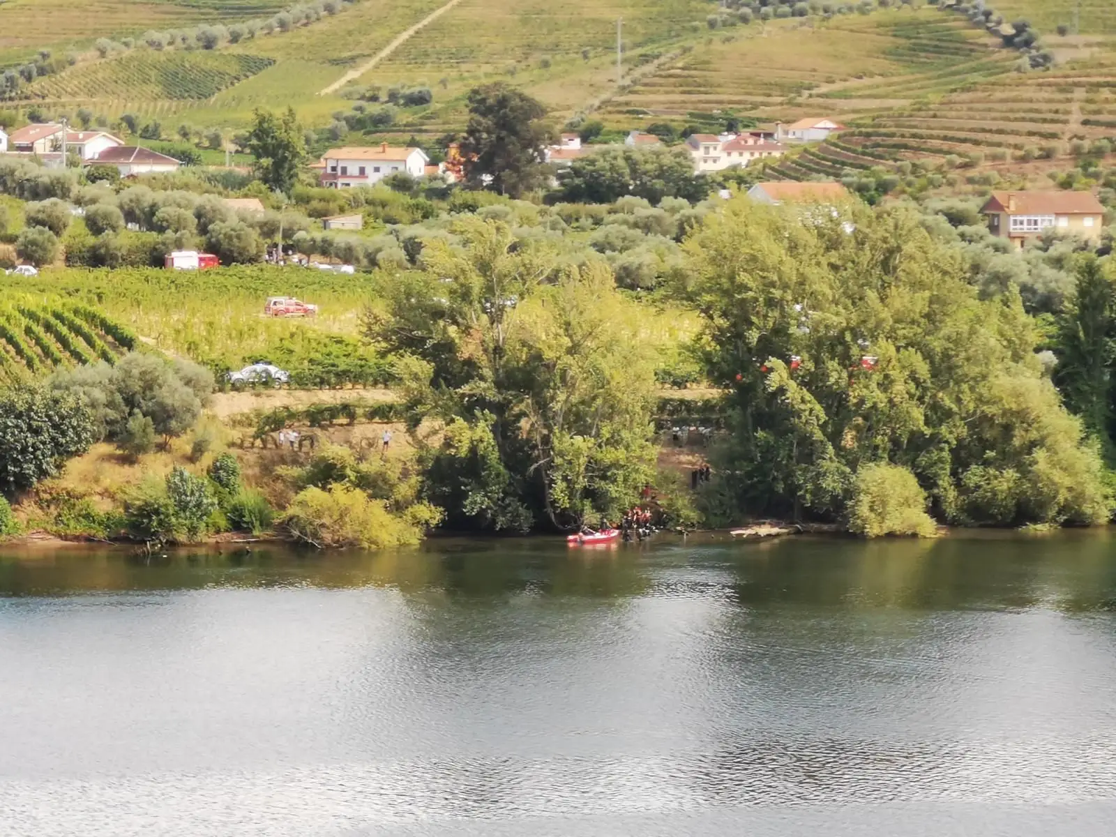 Queda de helicóptero no Douro: Buscas interrompidas até ao nascer do sol deste sábado