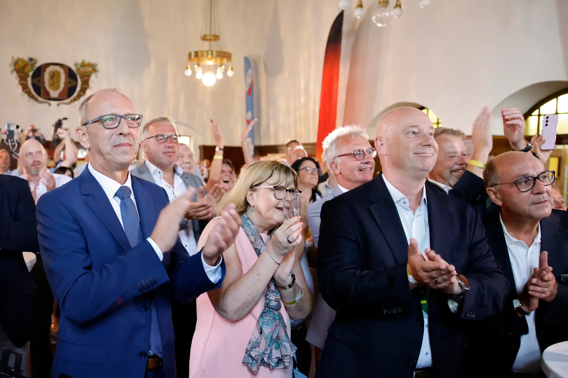 Joeg Urban (à esquerda), líder candidato da AfD na Saxónia, e apoiantes do partido festejam os resultados iniciais na Saxónia