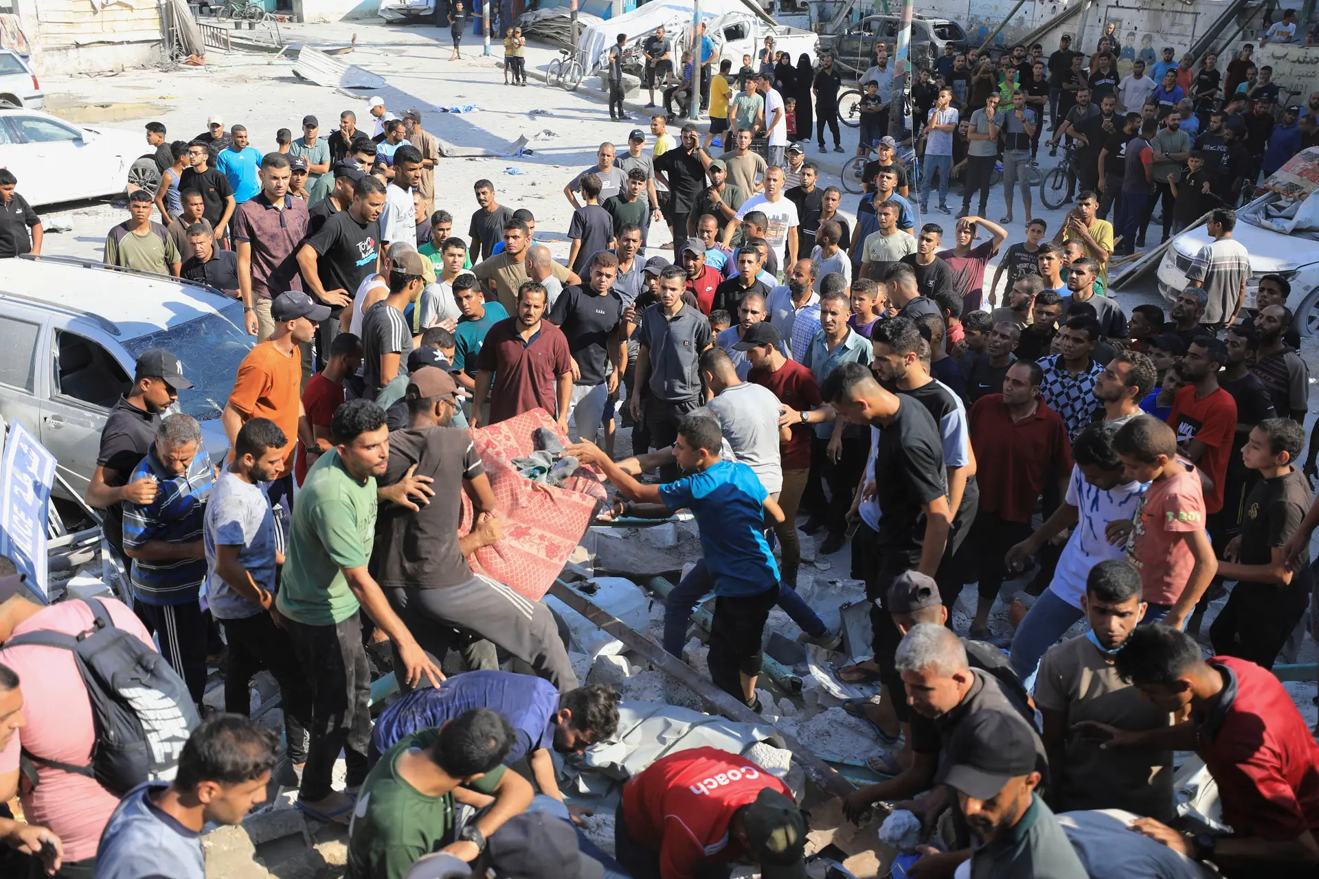 Seis palestinianos mortos em ataque israelita a escola em Gaza