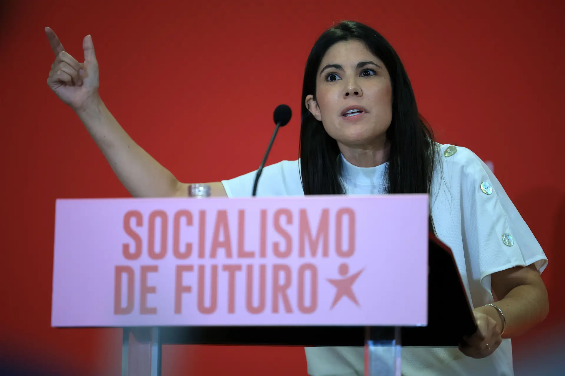 Mariana Mortágua pressiona PS a chumbar OE: “Quem viabiliza o OE da direita não é oposição e não fala em nome de uma alternativa”
