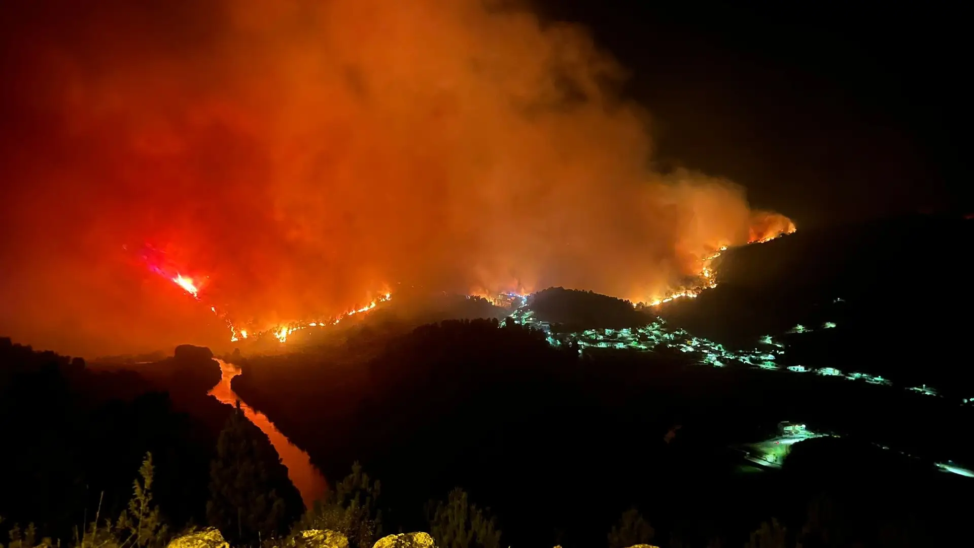 Incêndio em Vinhais continua com três frentes ativas e alcança várias aldeias