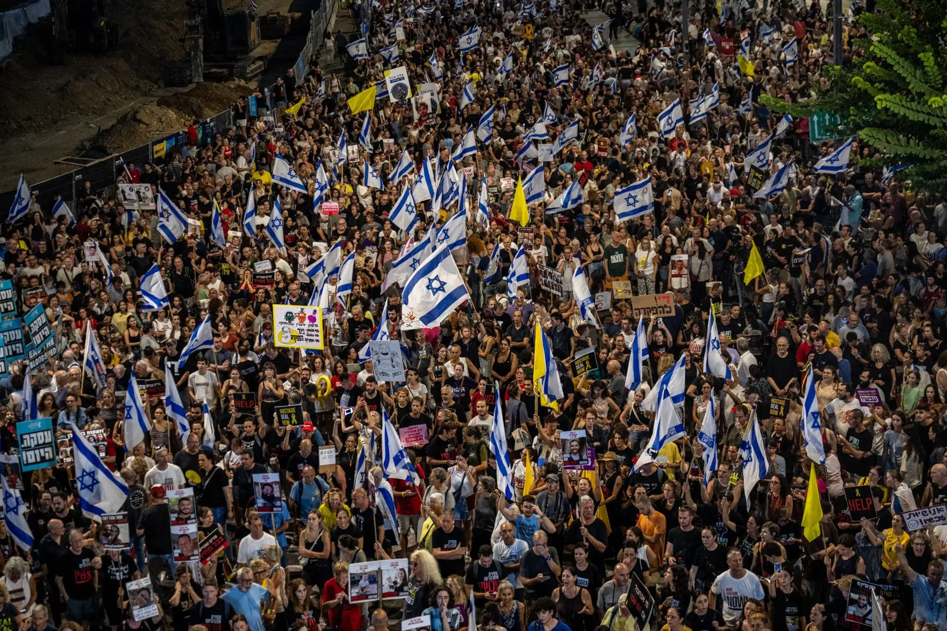 Milhares de israelitas protestam por cessar-fogo em Gaza