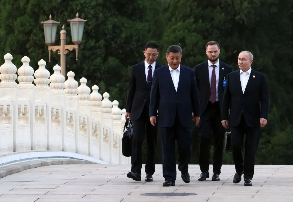 Em maio, Vladimir Putin realizou uma visita de Estado à China. Na foto, passeia-se com Xi Jinping, em Pequim