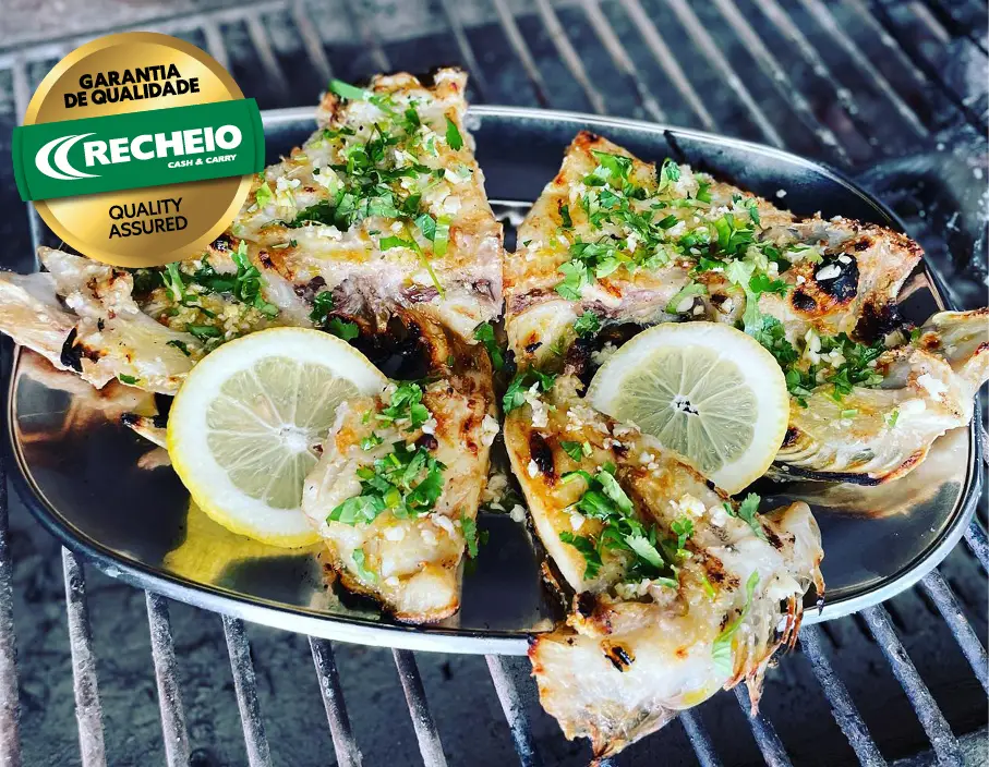 Peixe fresco e grelha à vista