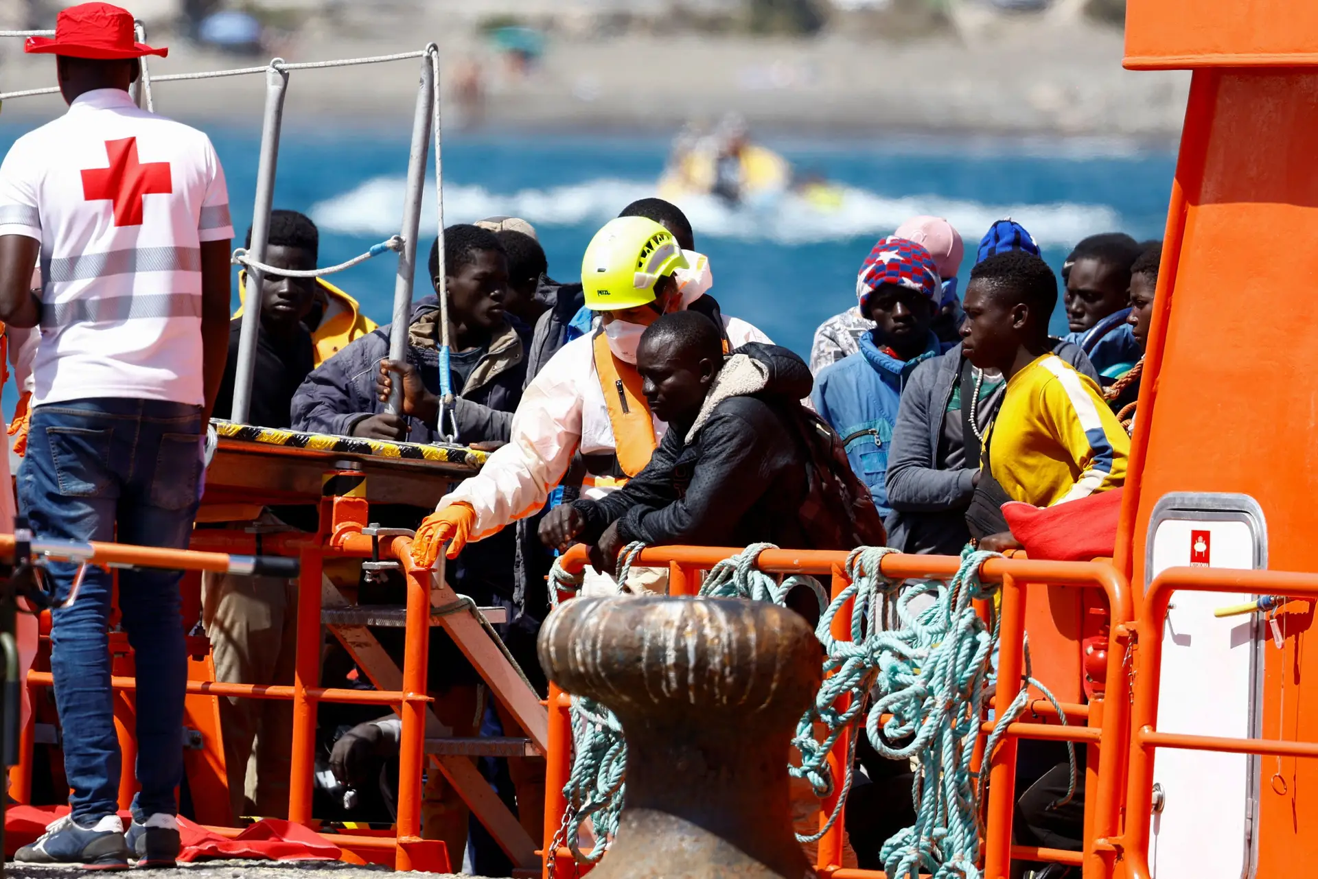 Migrantes aguardam para desembarcar de um navio da guarda costeira espanhola que os resgatou ao largo das ilhas Canárias