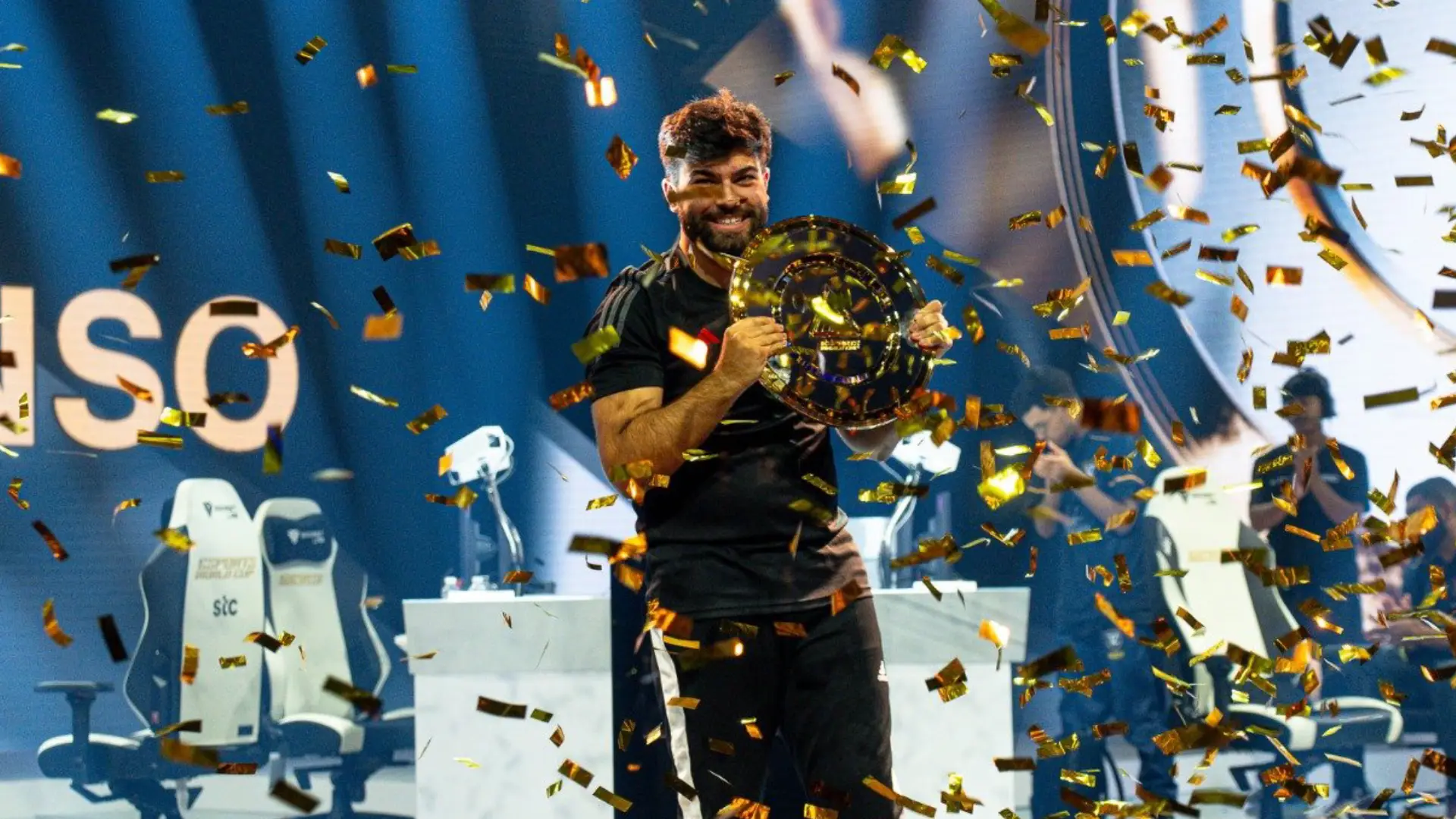 “Fazia bi-diários, chegava às cinco/seis horas de treino por dia”. João é campeão mundial de futebol virtual, mas isto é mais que um jogo