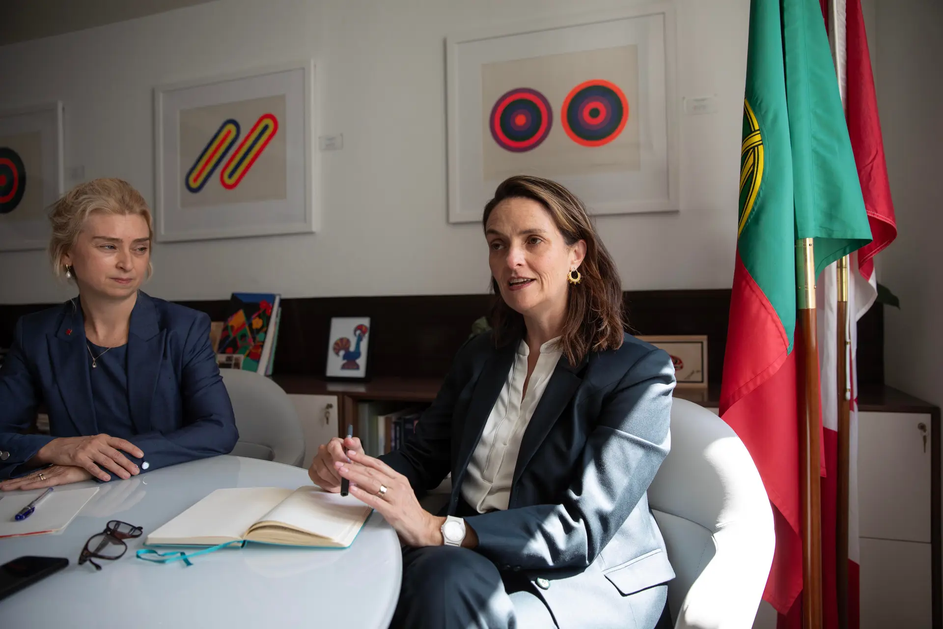 Élise Racicot, embaixadora do Canadá em Portugal, à esquerda, e Jacqueline O’Neill, embaixadora das Mulheres, Paz e Segurança no Governo canadiano