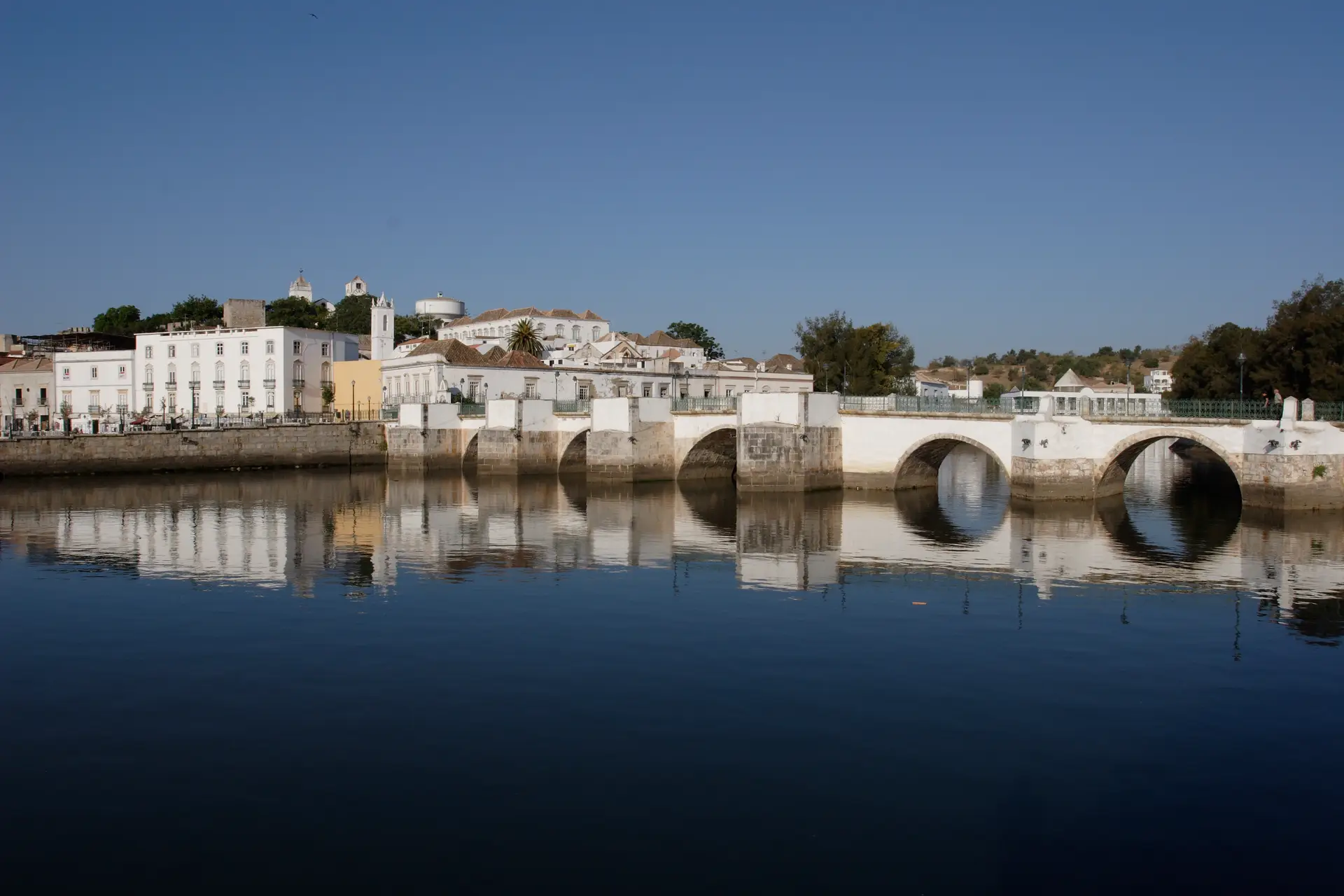 Provar sabores mediterrânicos, percorrer dunas perfumadas a caril, praias de águas calmas e património arqueológico raro em Tavira