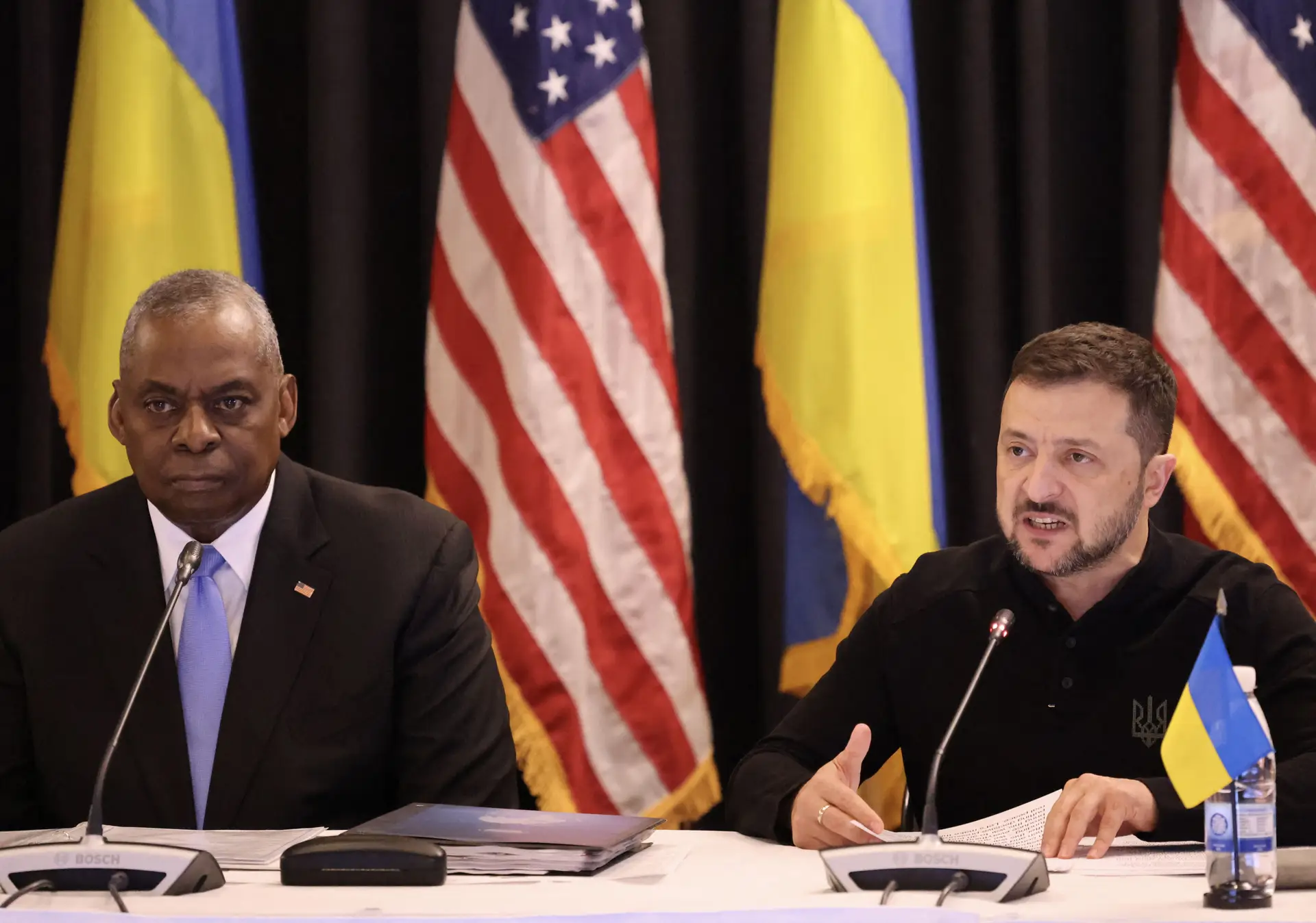 Lloyd Austin e Volodymyr Zelensky durante a reunião na base aérea de Ramstein