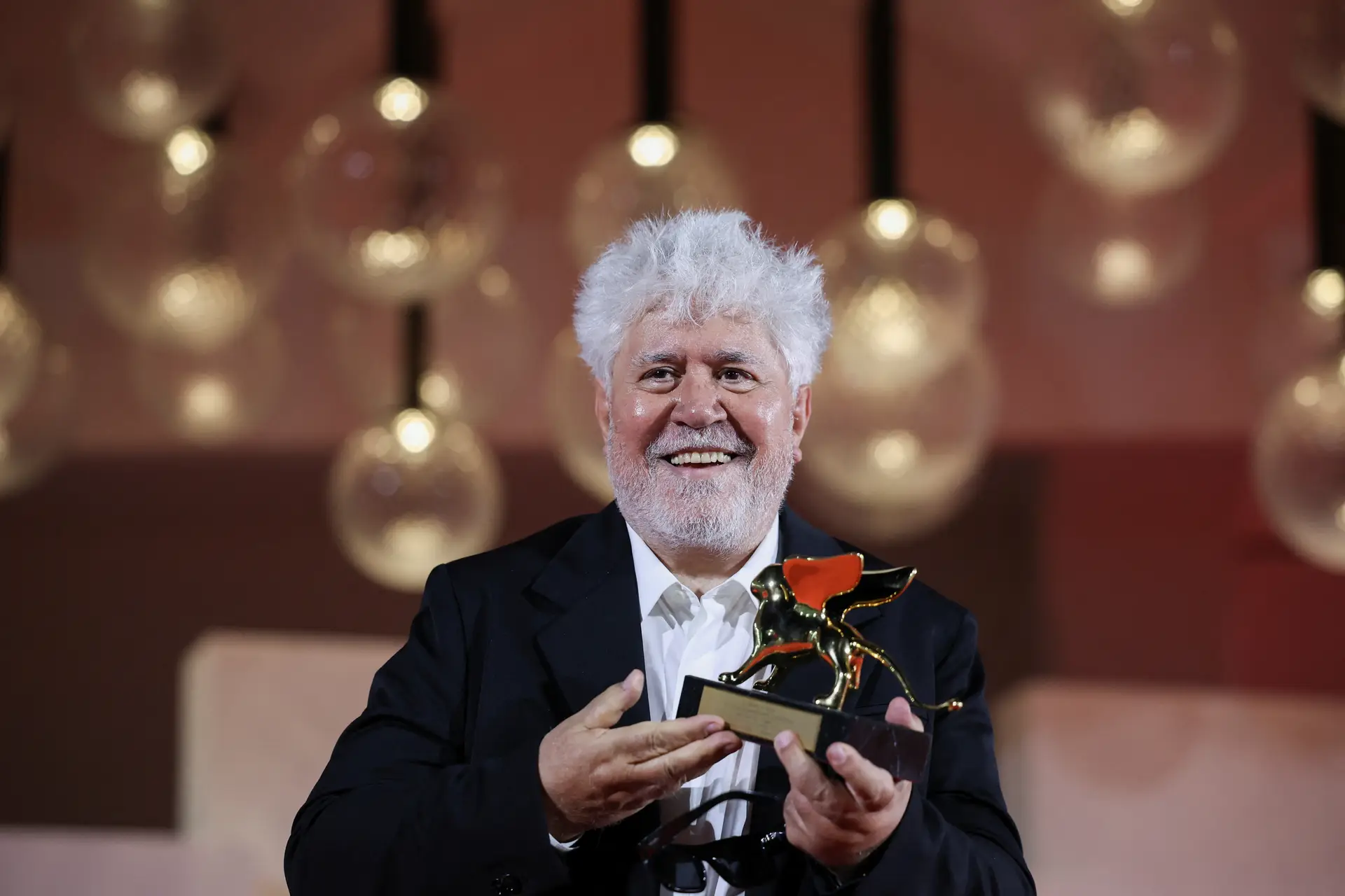 Almodóvar posa para as objetivas com o seu Leão de Ouro