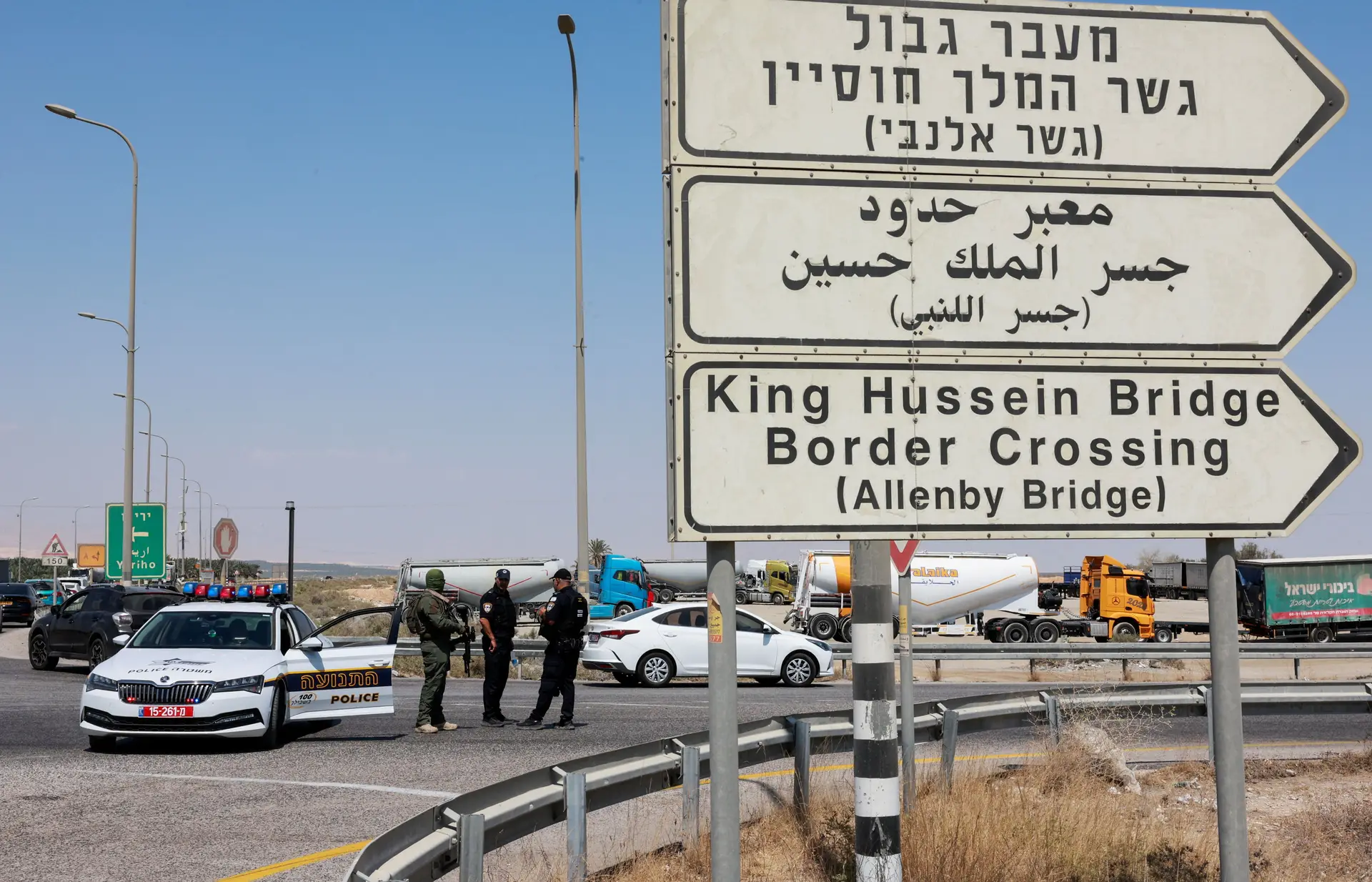 Polícia israelita patrulha as proximidades da ponte Rei Hussein (Allenby), onde ocorreu o ataque deste domingo que vitimou três israelitas