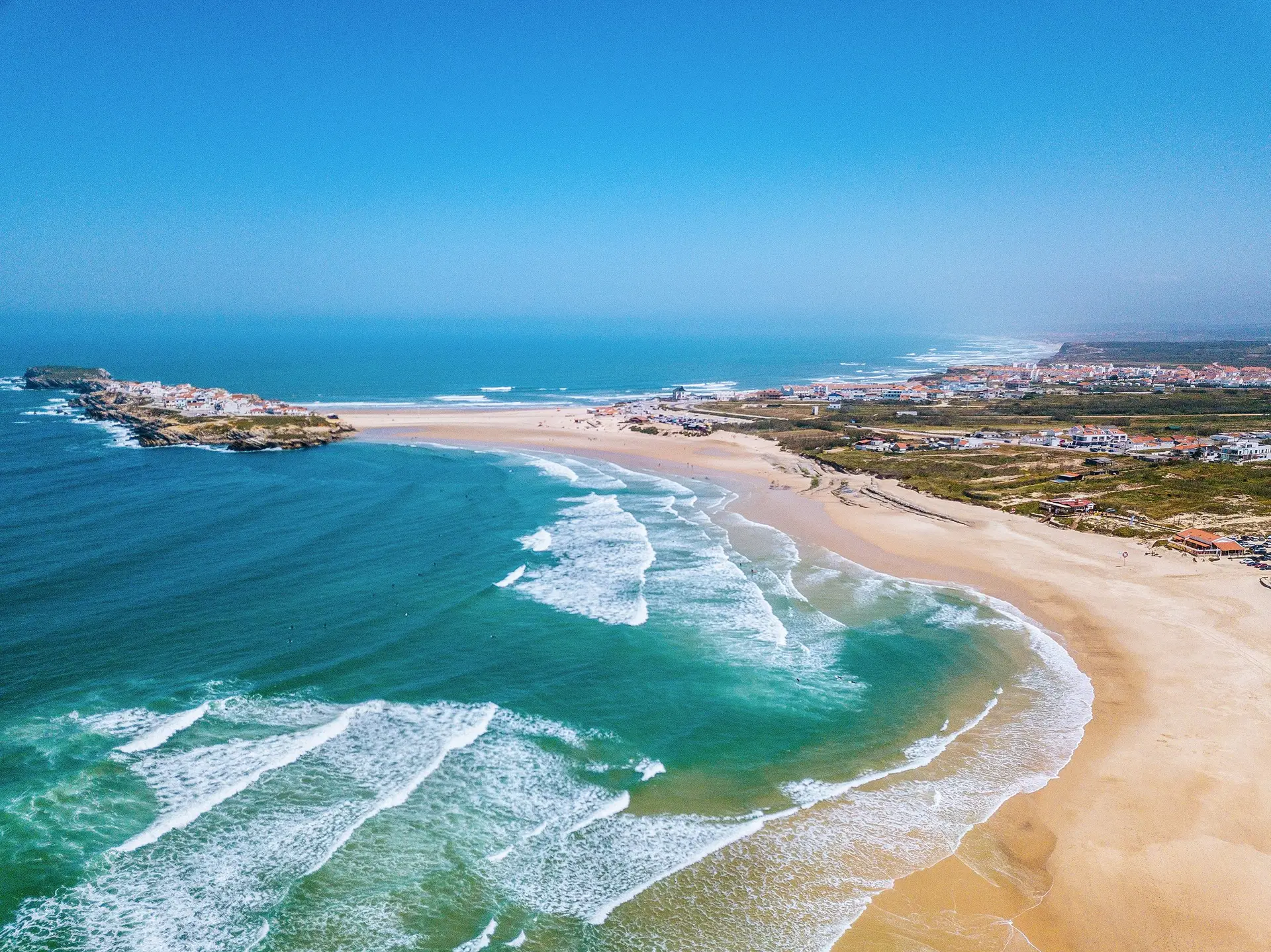 Há 50 anos, as marés mais altas transformavam o Baleal em ilha; hoje, o istmo (e a respetiva estrada que liga a ‘ilha’ ao continente) já está acima desta influência