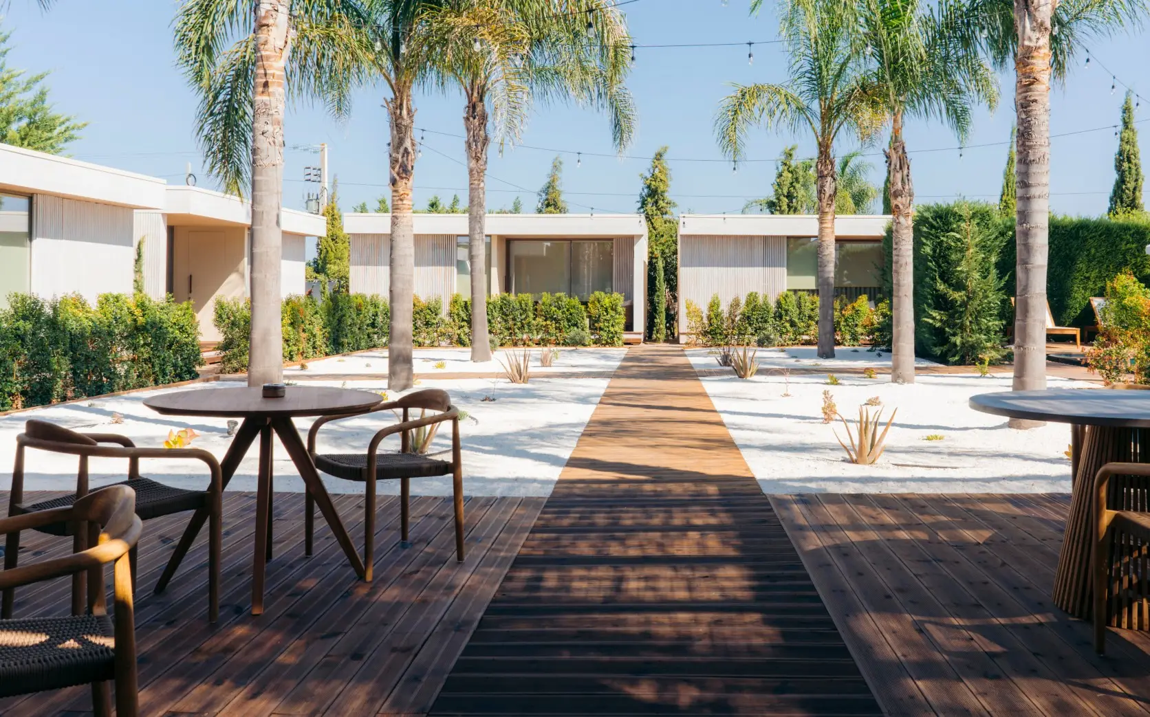 Novas villas privadas com duche exterior comungam com a natureza nesta herdade alentejana