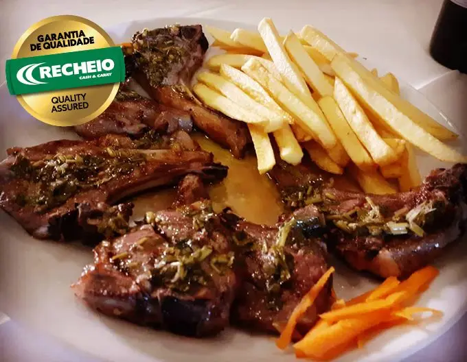 Peixes do rio e carne grelhada perto do Tejo