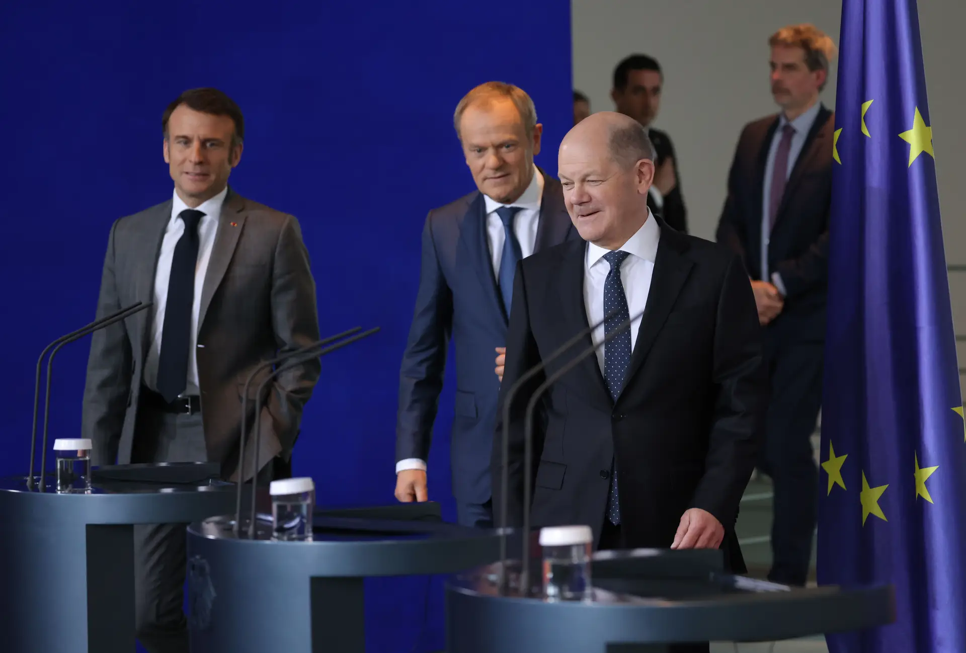 Emmanuel Macron, Donald Tusk e Olaf Scholz numa conferência de imprensa em Berlim a 15 de março de 2024