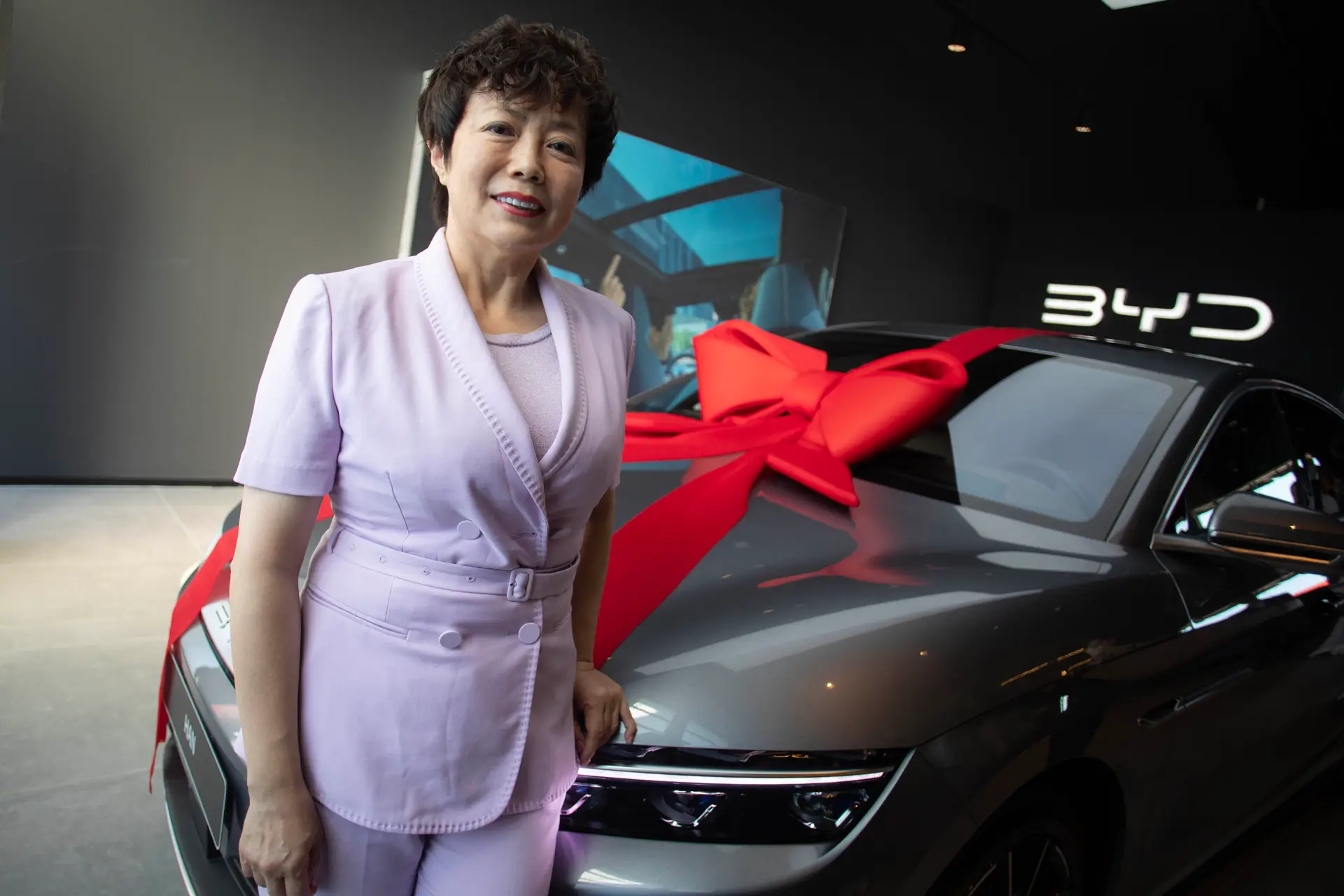 A personalidade do ano do sector automóvel é chinesa, é uma mulher e é vice-presidente da BYD, chama-se Stella Li