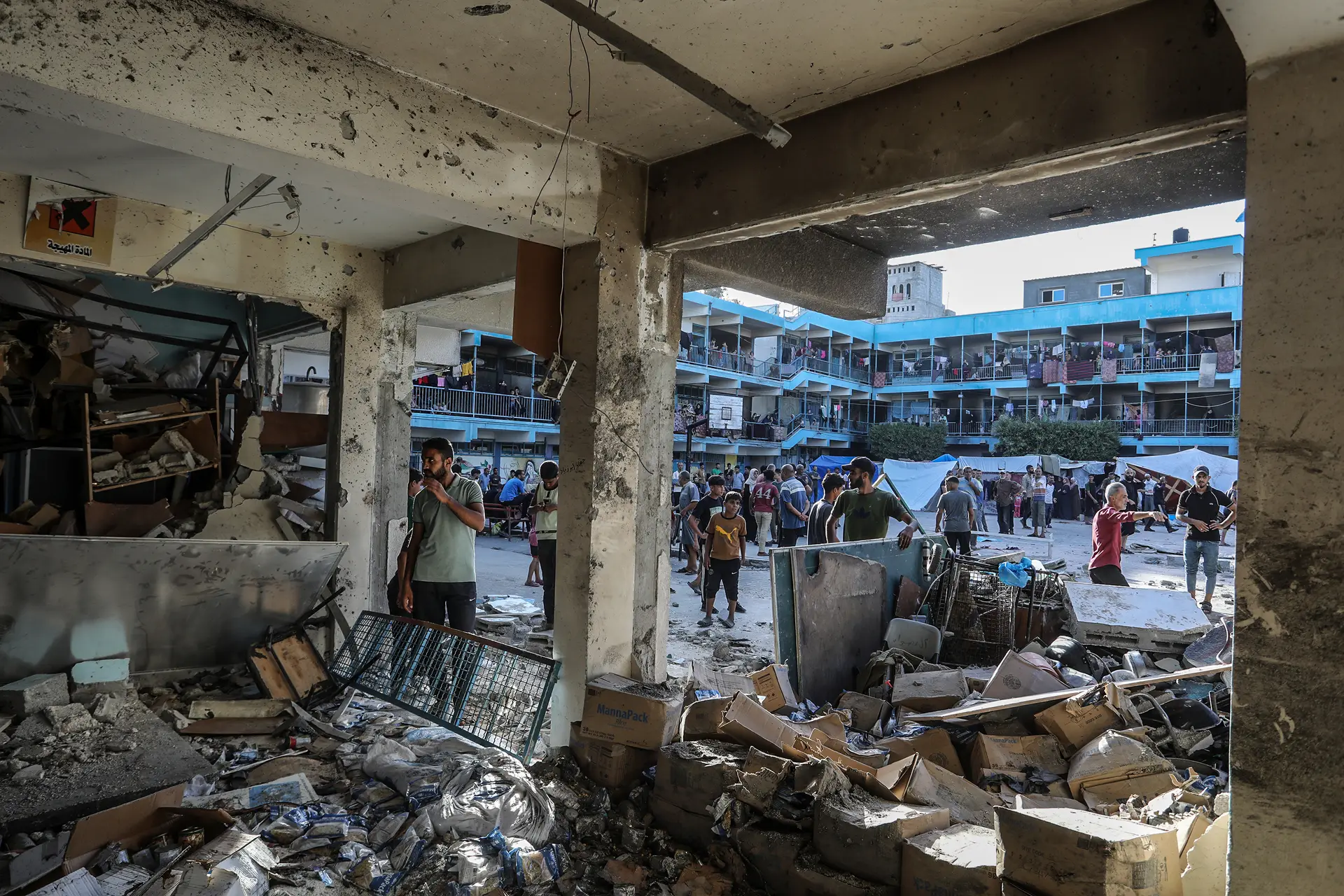 Escombros resultantes de ataque israelita a escola em Nuseirat, em Gaza