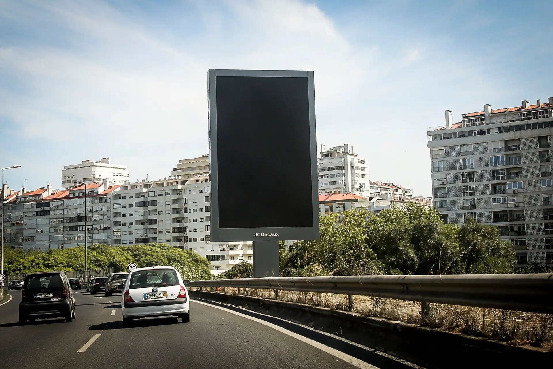 Painel publicitário instalado na segunda circular, uma das vias mais movimentadas em Lisboa