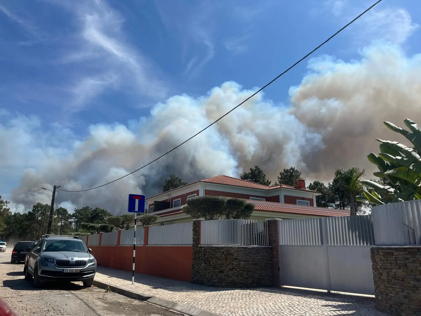 Incêndio ameaça habitações na zona de Belverde, no Seixal - Expresso