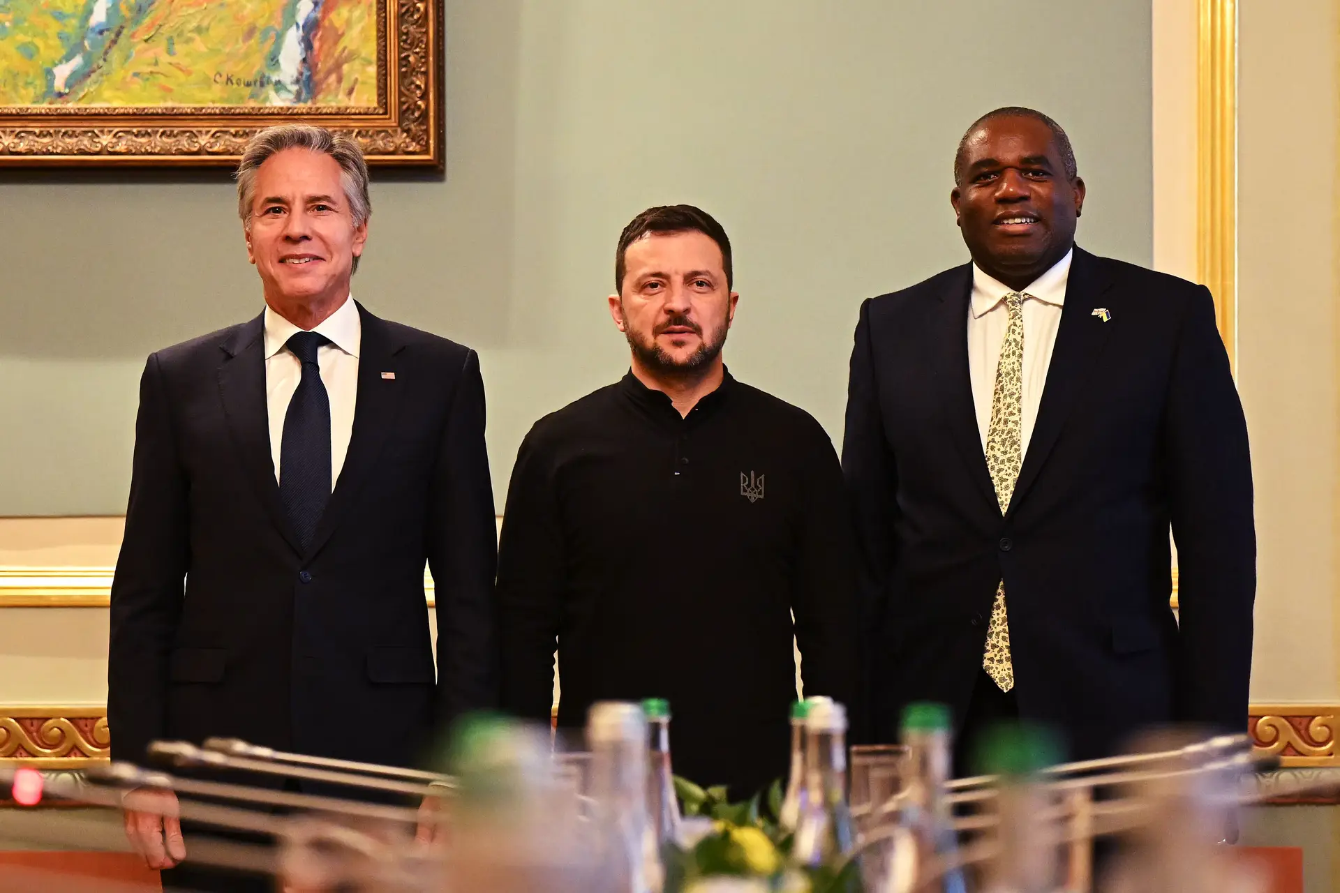 Volodymyr Zelensky com o secretário de Estado dos EUA, Antony Blinken, à esquerda, e o ministro dos Negócios Estrangeiros inglês, David Lammy, à direita
