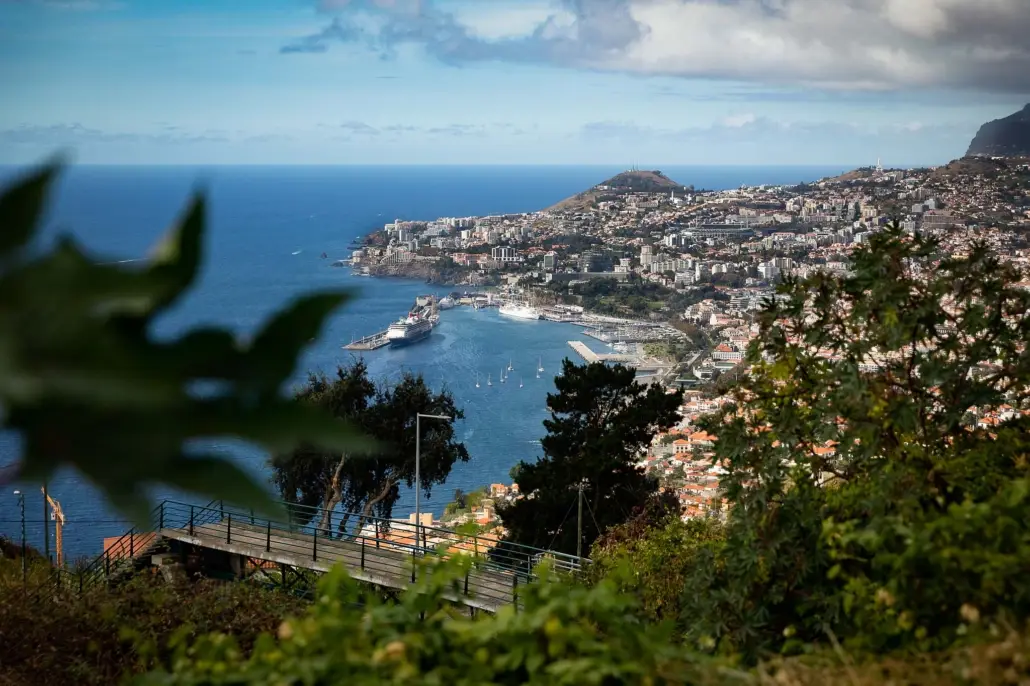 Com o Atlântico como cenário, o Funchal descobre-se entre jardins perfumados e brindes com Vinho Madeira